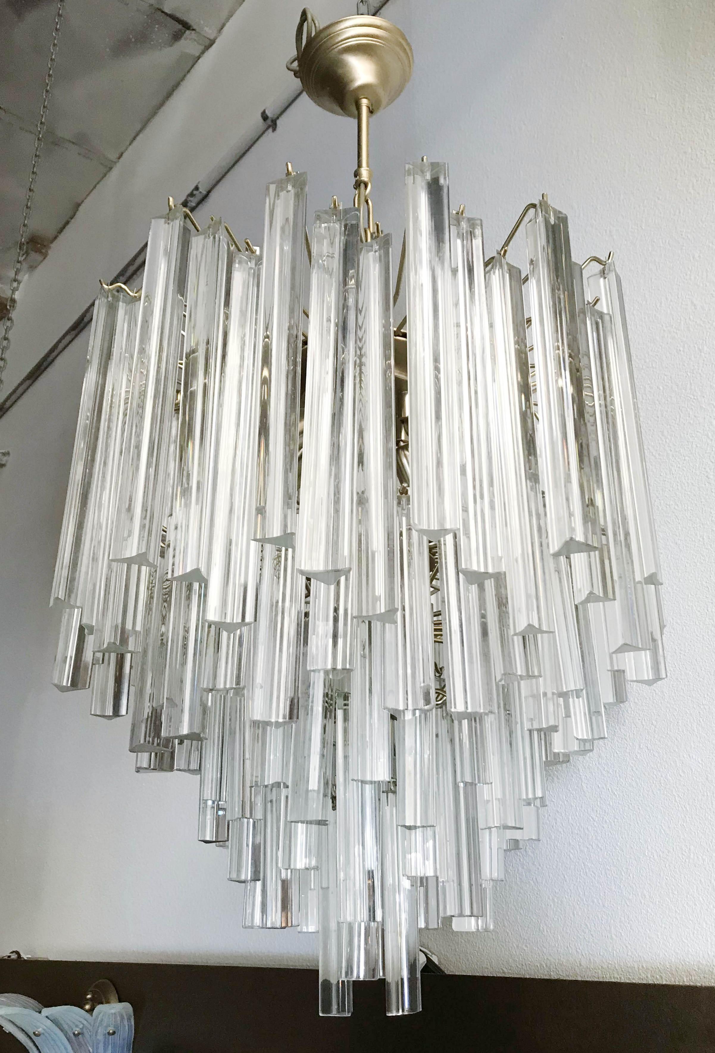 Vintage Italian chandelier with clear hand blown Murano triedri glass crystals mounted on painted brass frame, designed by Venini, circa 1960s, made in Italy
6 lights / E12 type / max 40W each
Measures: Diameter 21 inches, height 23 inches plus