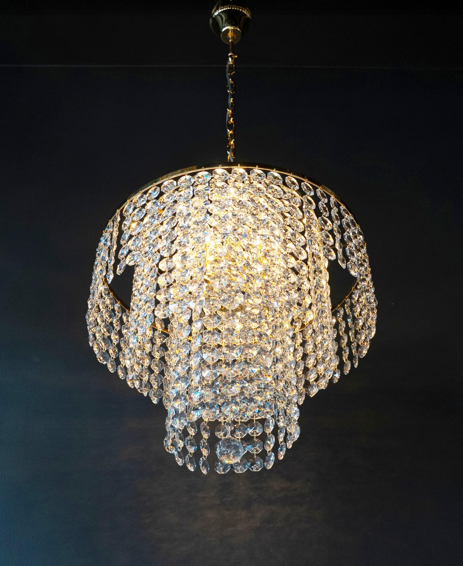 Luminaria de cristal escalonada en estilo Hollywood Regency Renacimiento de mediados de siglo Oro nuevo Regencia de Hollywood en venta