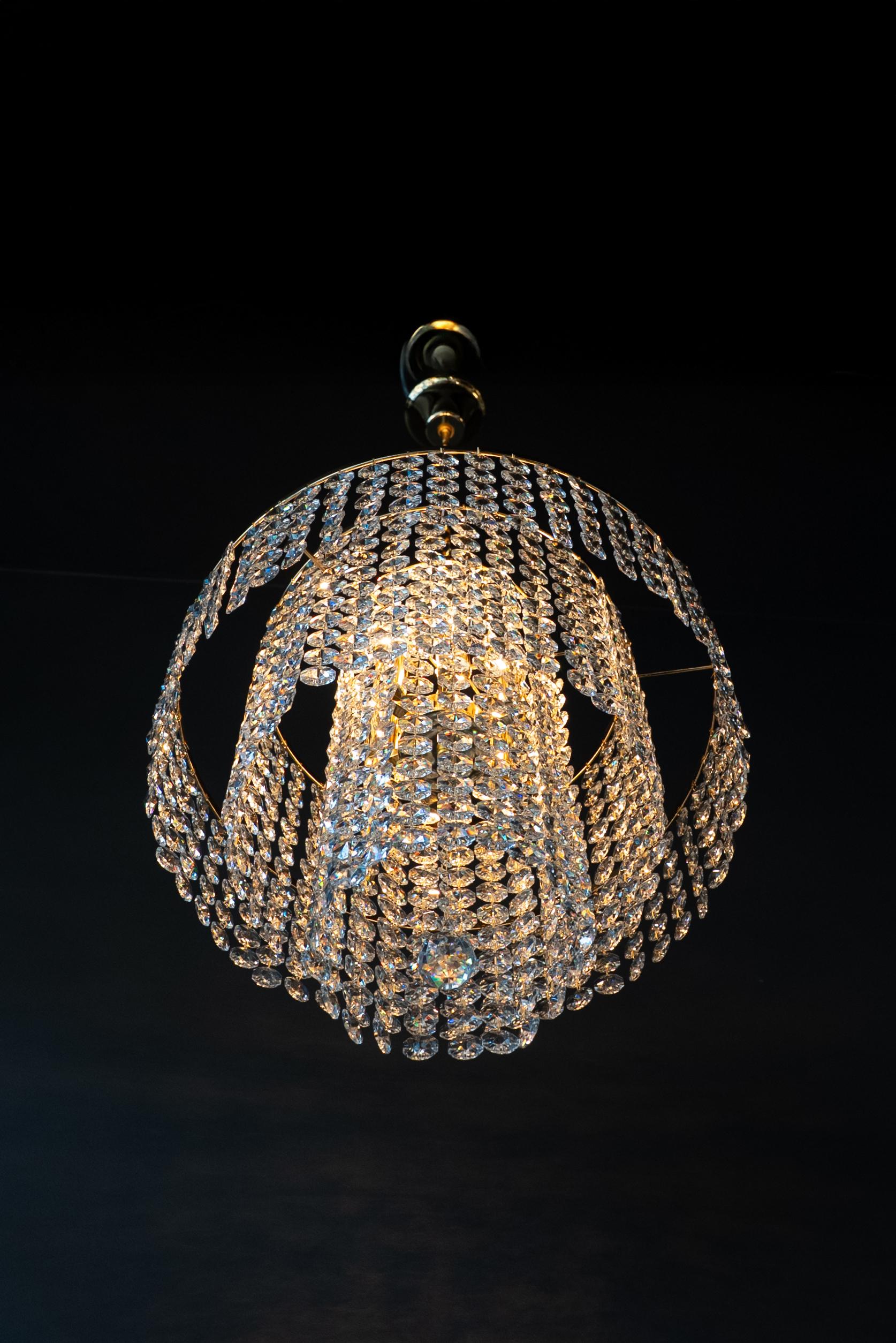 Luminaria de cristal escalonada en estilo Hollywood Regency Renacimiento de mediados de siglo Oro nuevo Alemán en venta