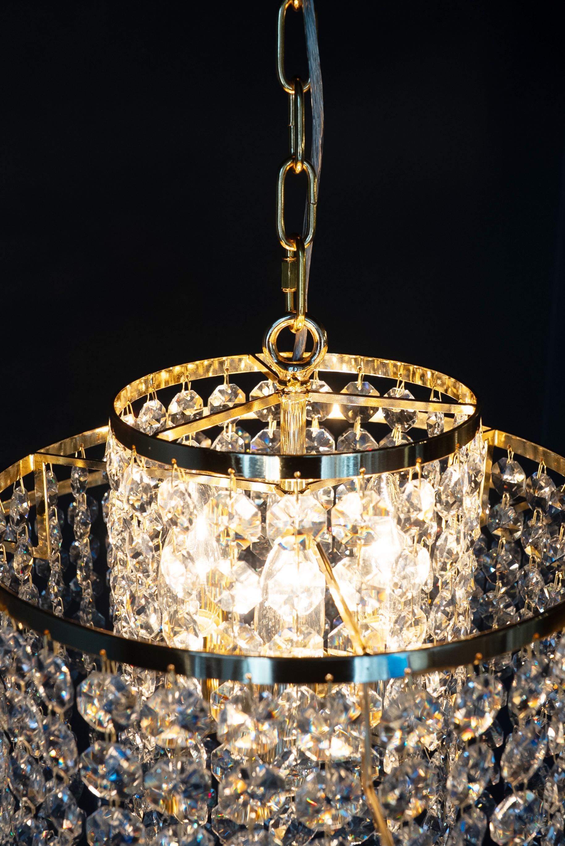Luminaria de cristal escalonada en estilo Hollywood Regency Renacimiento de mediados de siglo Oro nuevo Siglo XXI y contemporáneo en venta