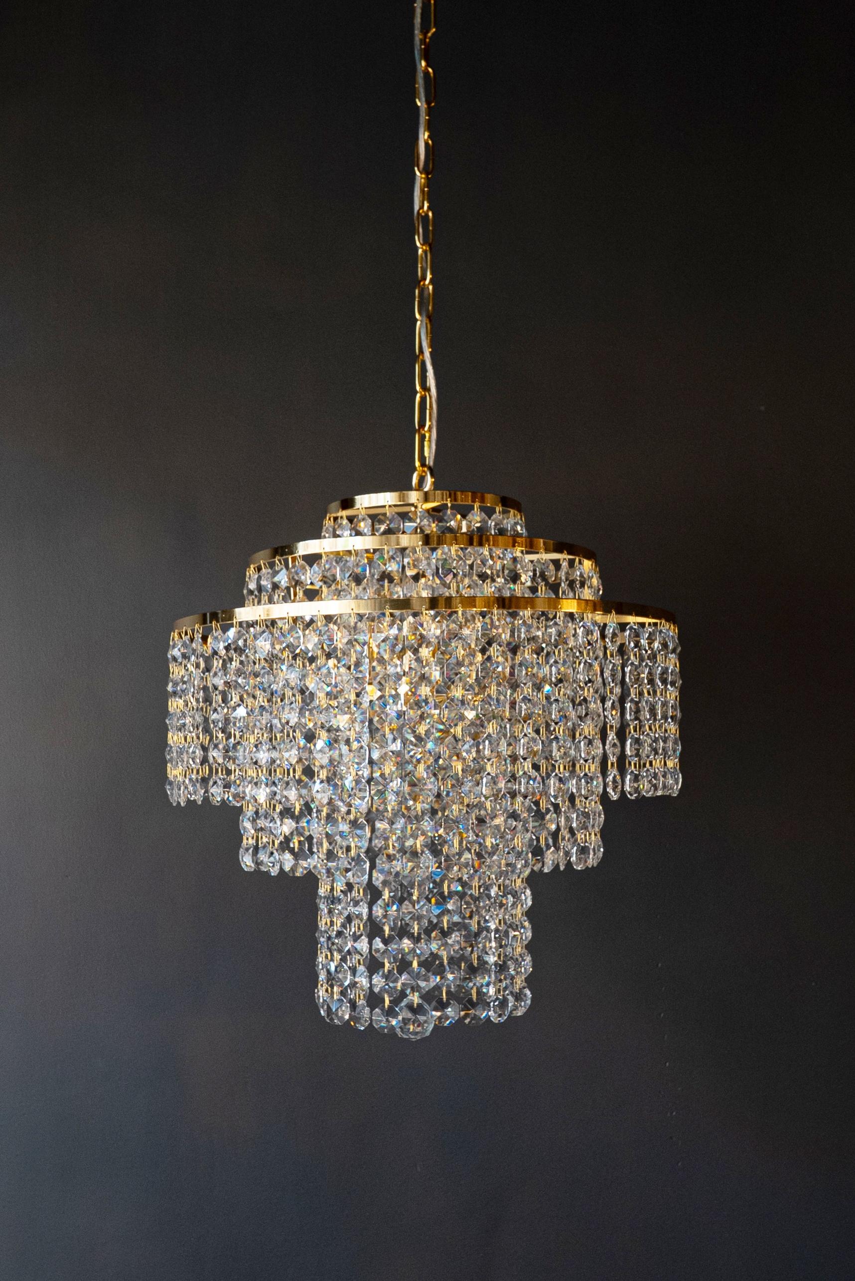 Luminaria de cristal escalonada en estilo Hollywood Regency Renacimiento de mediados de siglo Oro nuevo en venta 1