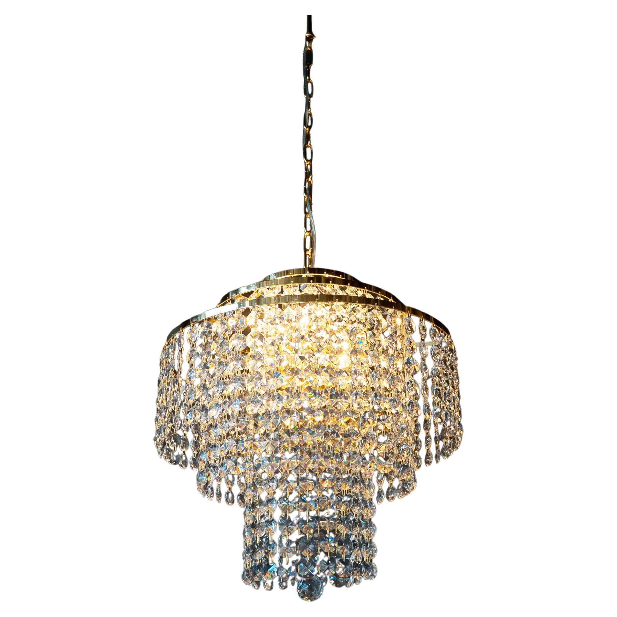Luminaria de cristal escalonada en estilo Hollywood Regency Renacimiento de mediados de siglo Oro nuevo en venta