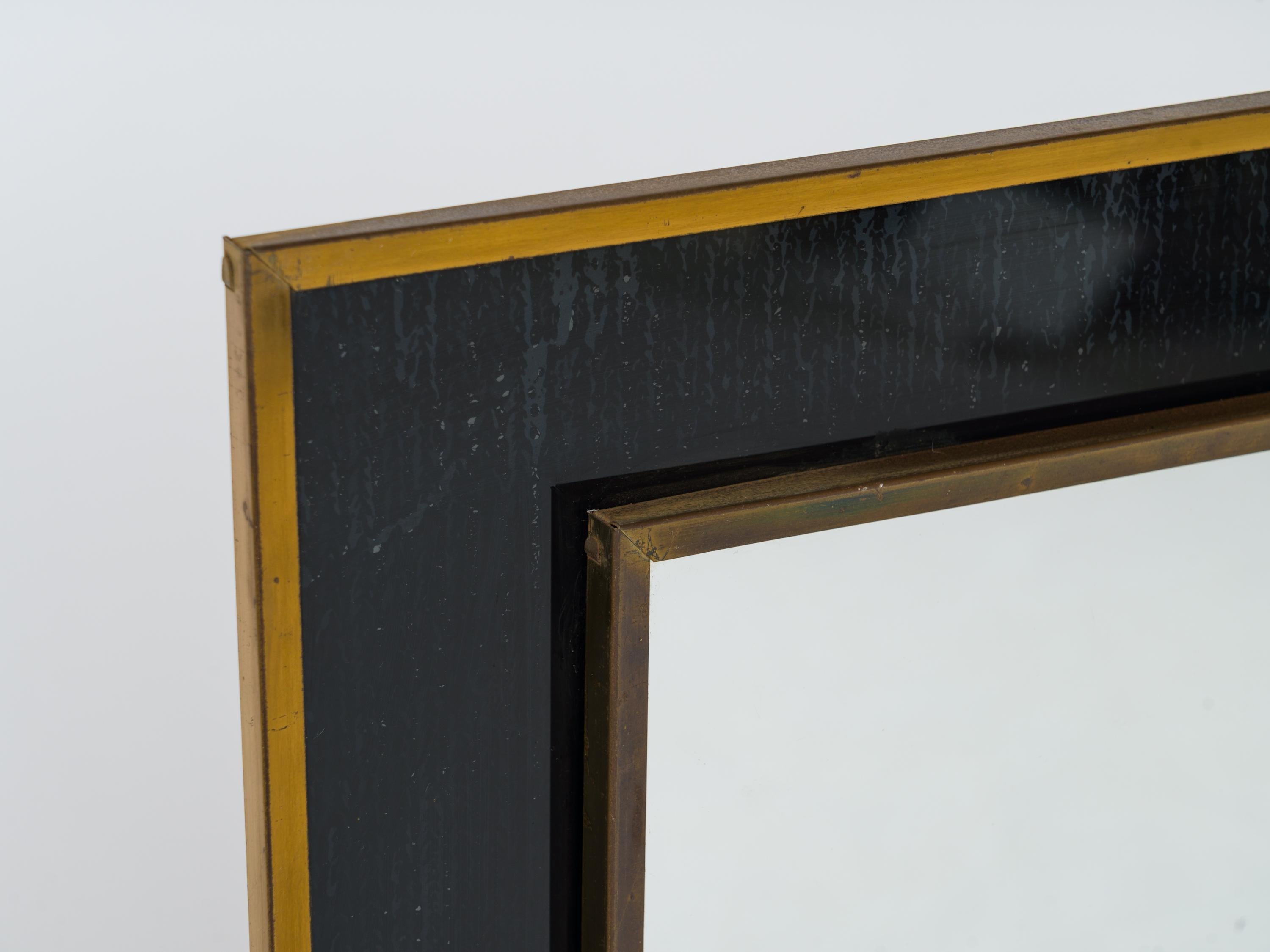 Specchio da parete in Eglomisé a più livelli con bordi in ottone patinato - Francia, anni '70 In condizioni discrete in vendita a New York, NY