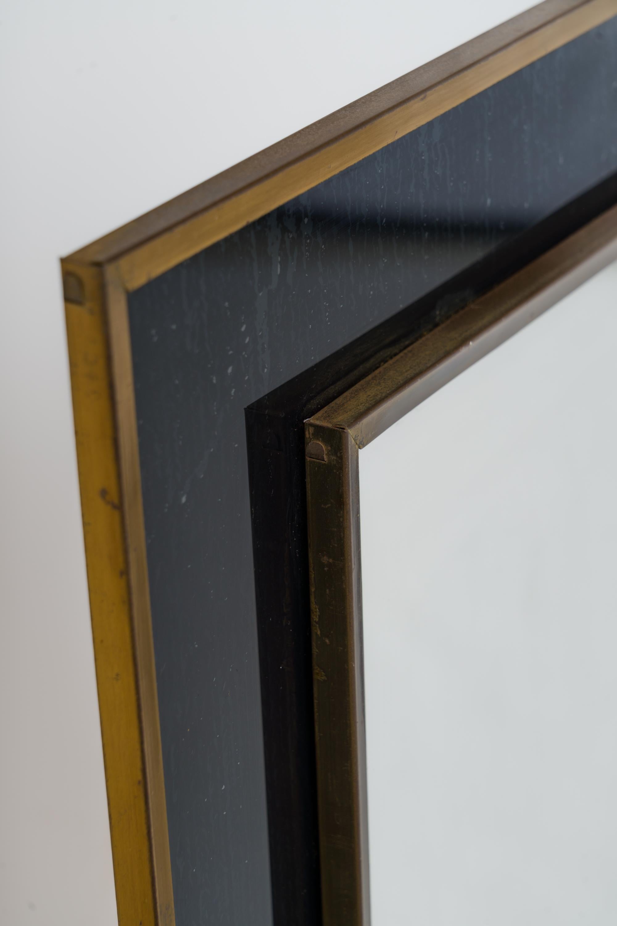 Fine XX secolo Specchio da parete in Eglomisé a più livelli con bordi in ottone patinato - Francia, anni '70 in vendita