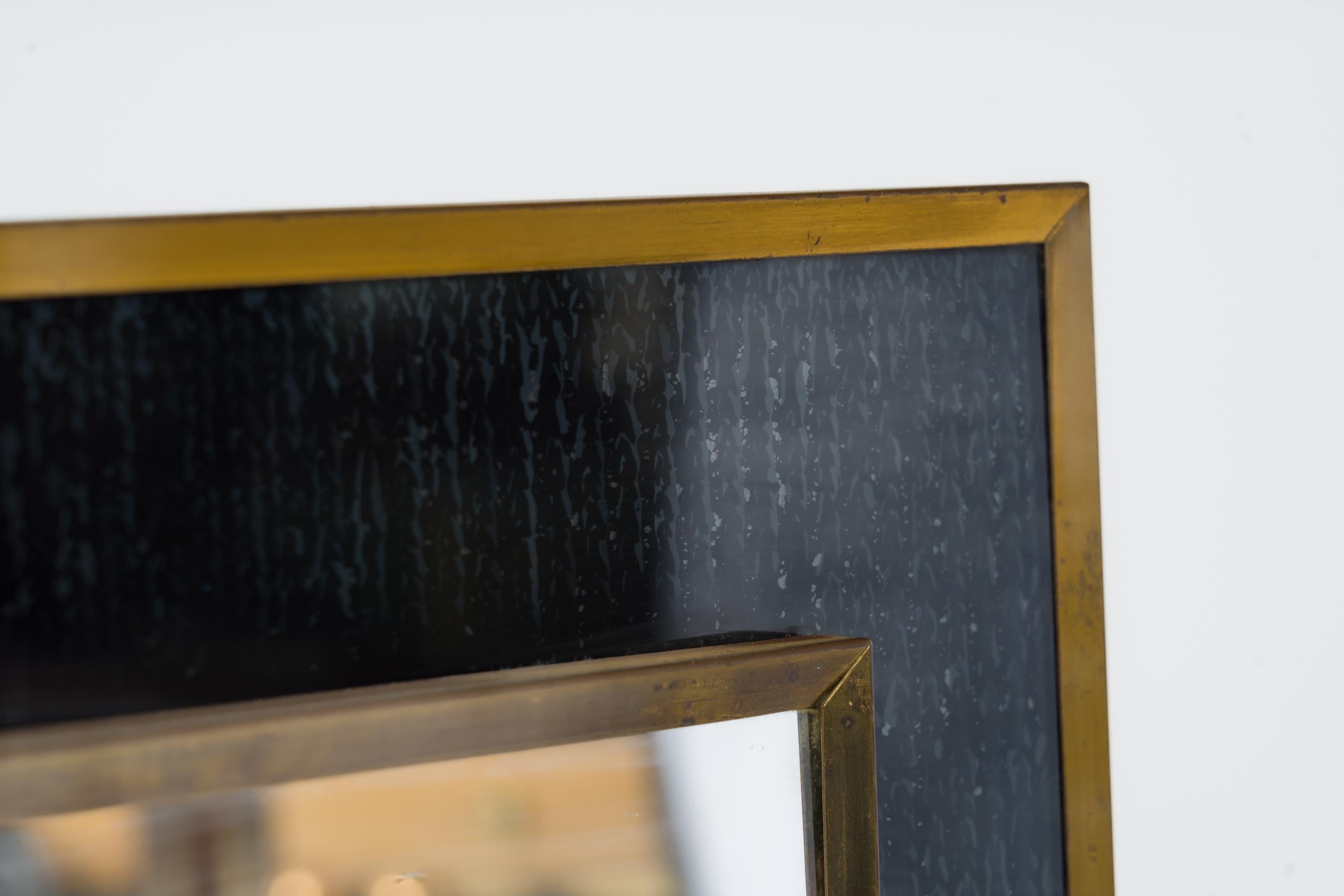 Ottone Specchio da parete in Eglomisé a più livelli con bordi in ottone patinato - Francia, anni '70 in vendita