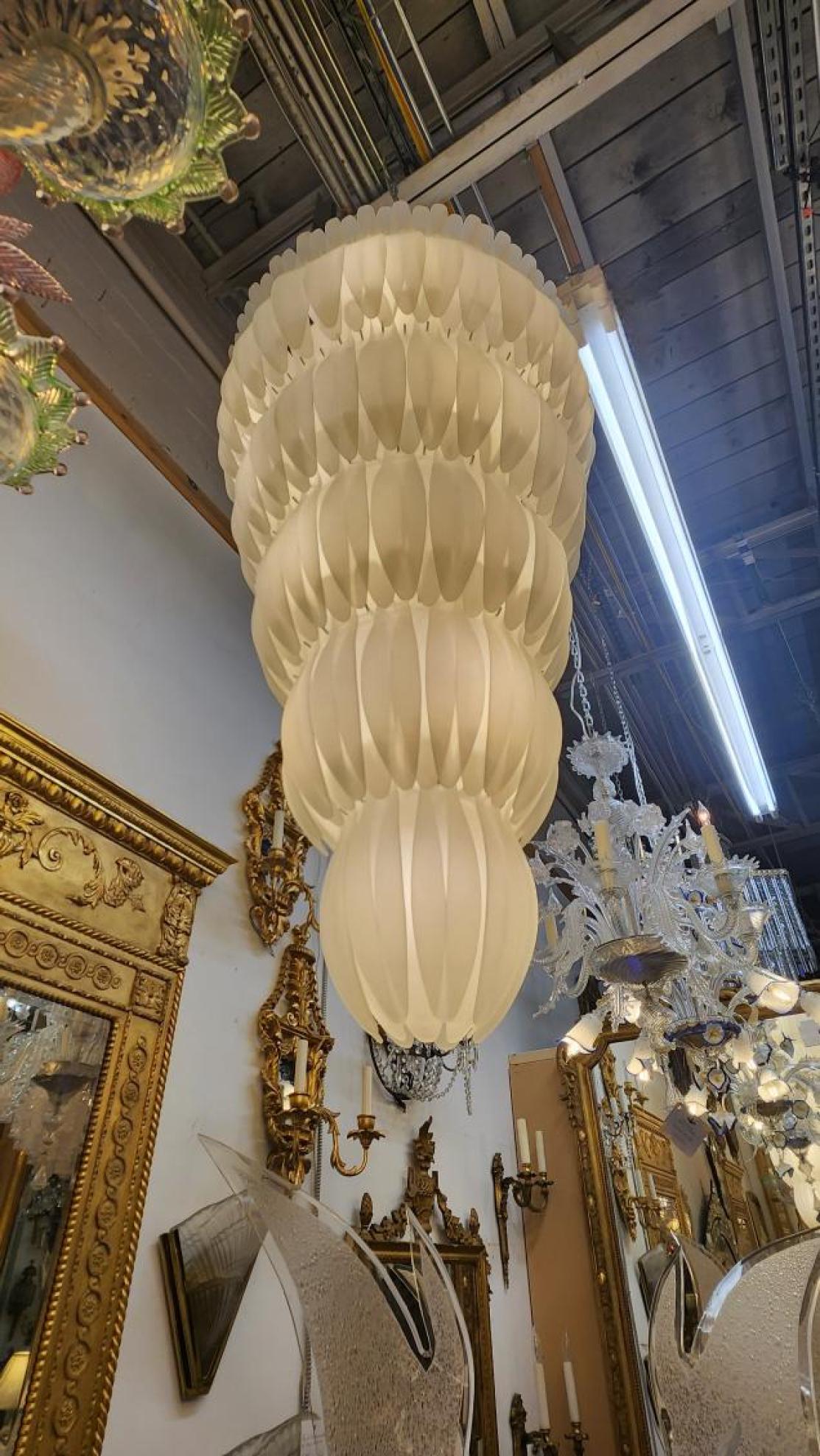 Questo annuncio presenta un lampadario a gradini alto, in vetro smerigliato, cablato e pronto all'uso. 
