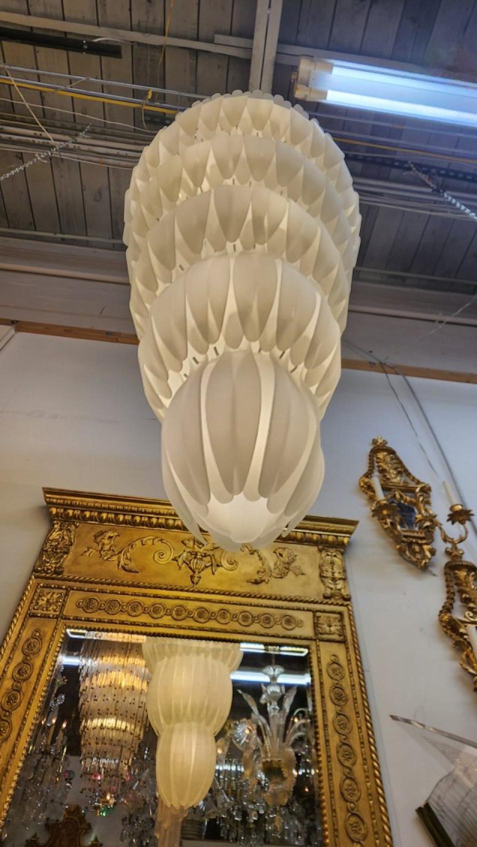 Lampadario a strati in vetro smerigliato In condizioni buone in vendita a Dallas, TX