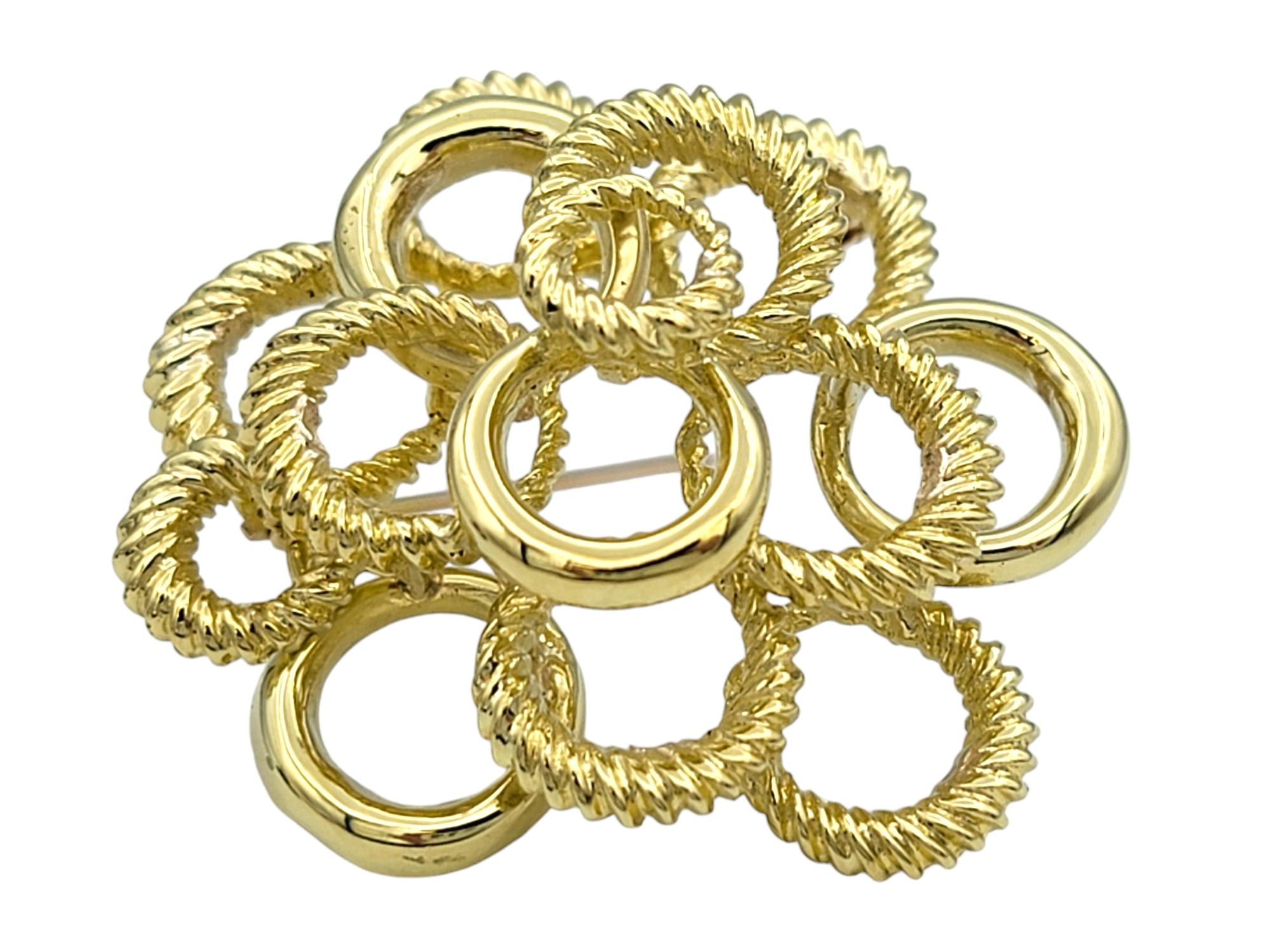 Broche en forma de círculo abierto escalonado en oro amarillo de 18 quilates texturado y pulido Contemporáneo en venta