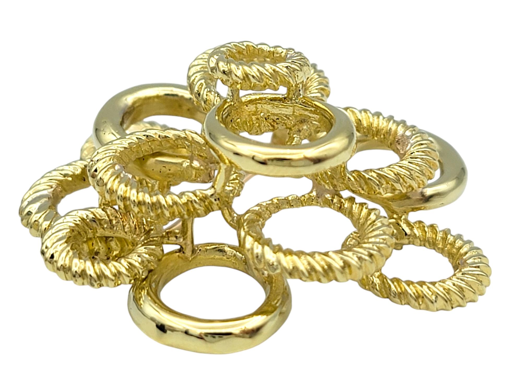 Broche en forma de círculo abierto escalonado en oro amarillo de 18 quilates texturado y pulido en Bueno estado para la venta en Scottsdale, AZ