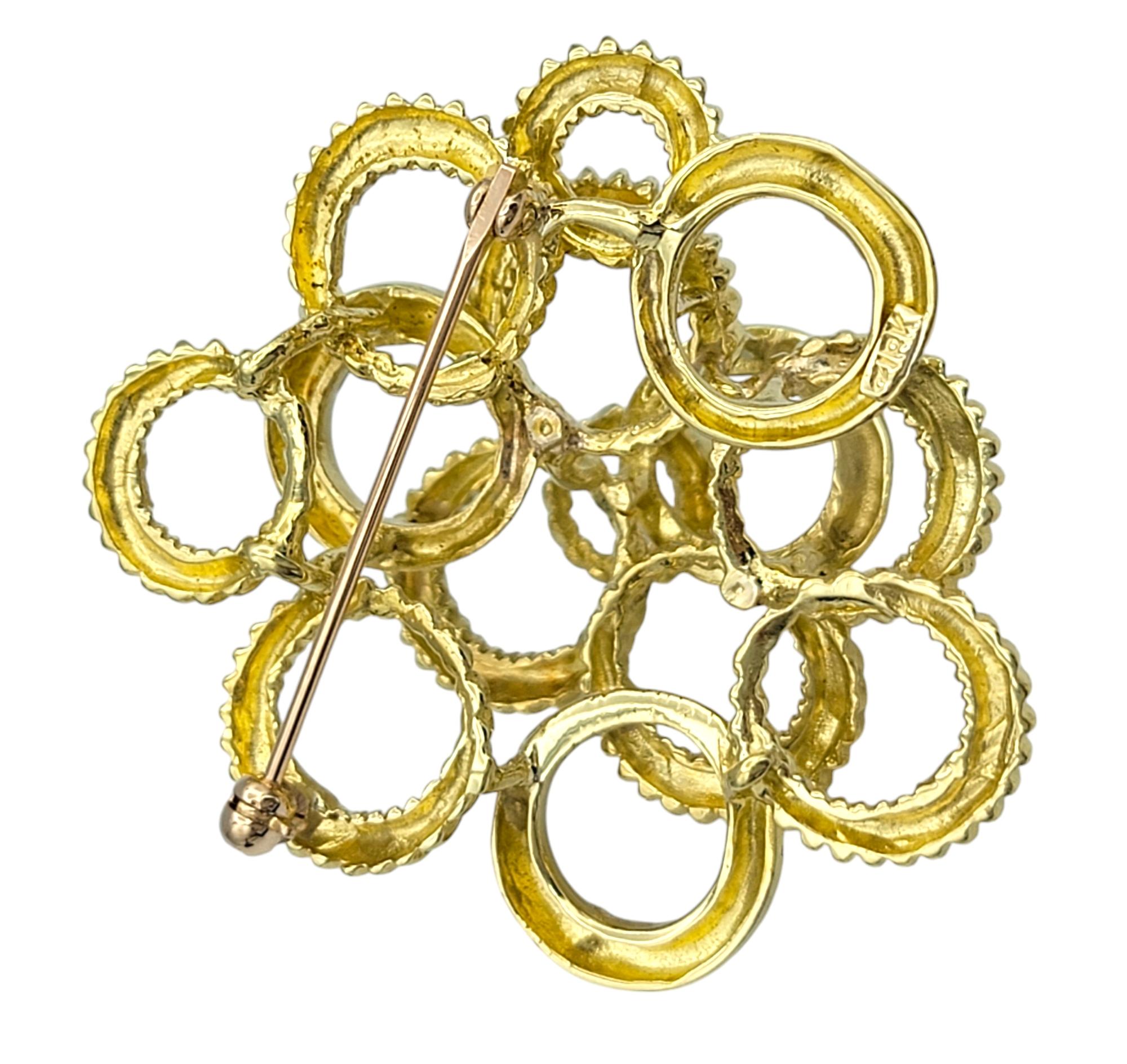 De las mujeres Broche en forma de círculo abierto escalonado en oro amarillo de 18 quilates texturado y pulido en venta