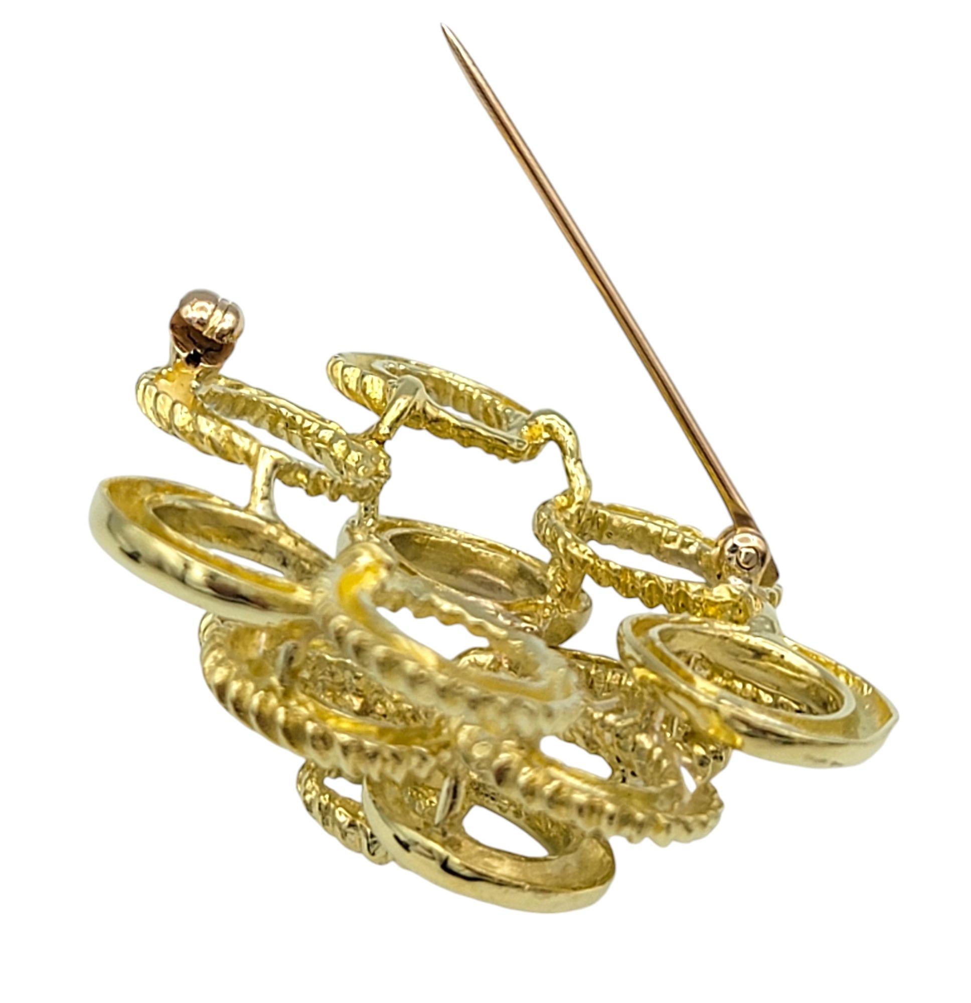 Broche en forma de círculo abierto escalonado en oro amarillo de 18 quilates texturado y pulido en venta 1