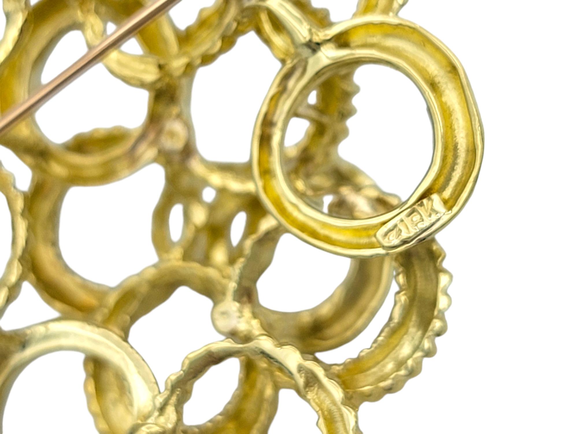 Broche en forma de círculo abierto escalonado en oro amarillo de 18 quilates texturado y pulido en venta 2