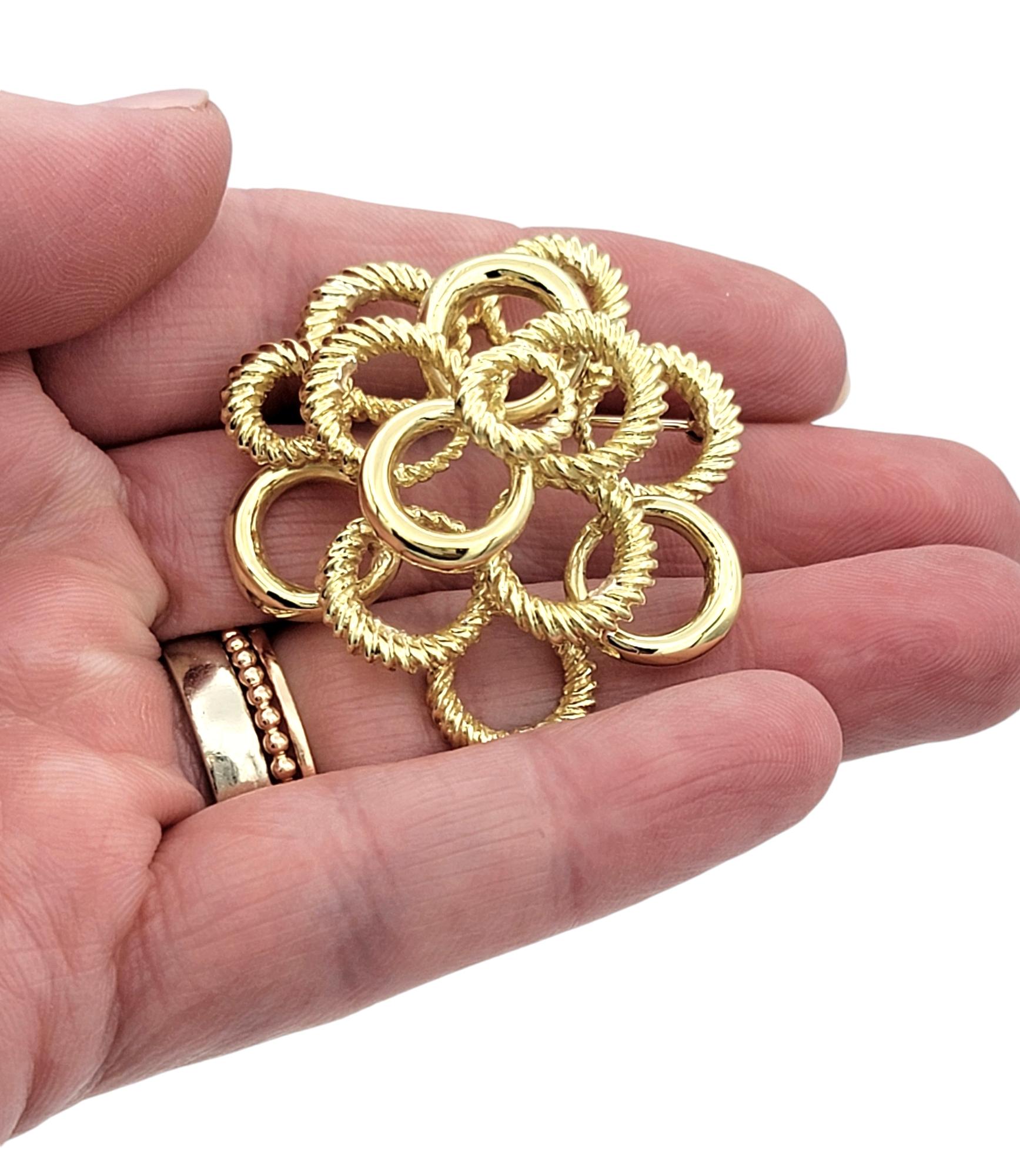 Broche en forma de círculo abierto escalonado en oro amarillo de 18 quilates texturado y pulido en venta 3