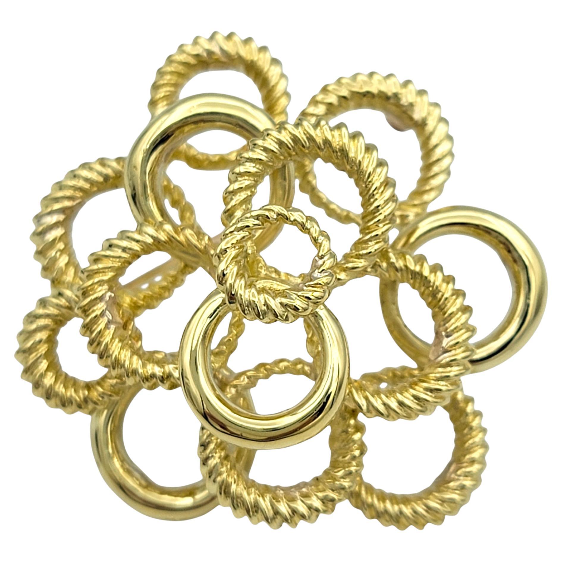Broche en forma de círculo abierto escalonado en oro amarillo de 18 quilates texturado y pulido en venta