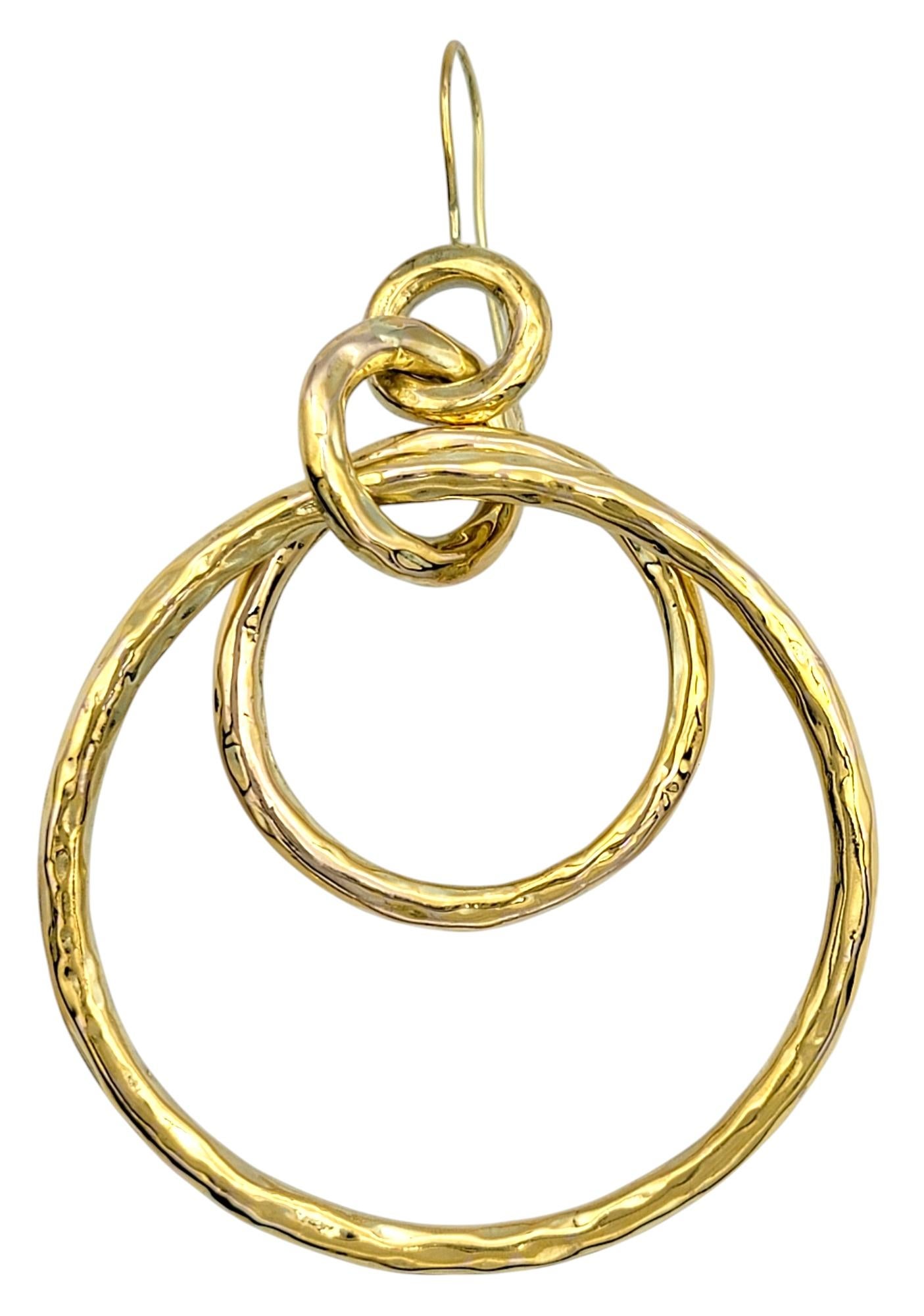 Pendientes de aro de oro amarillo de 14 quilates con acabado martillado y círculo abierto escalonado Contemporáneo en venta