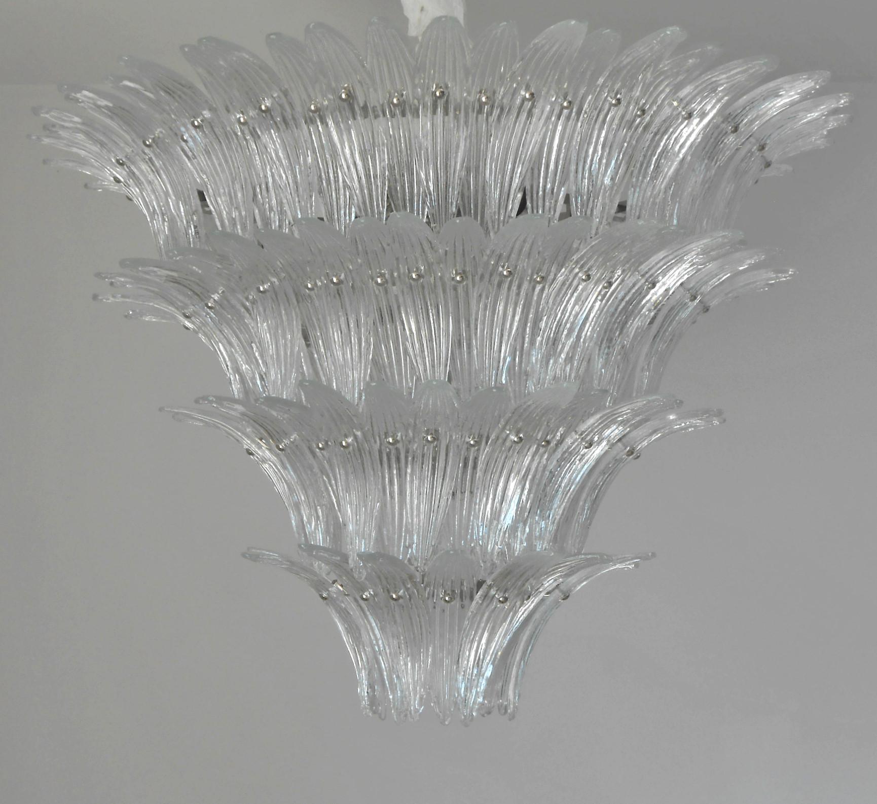 Lampadario italiano Palmette con foglie in vetro di Murano trasparente montate su una struttura in metallo cromato / Prodotto in Italia da FABIO LTD
Diametro: 40 pollici / Altezza: 30 pollici più catena e tettoia
12 luci / tipo E26 o E27 / max 60W