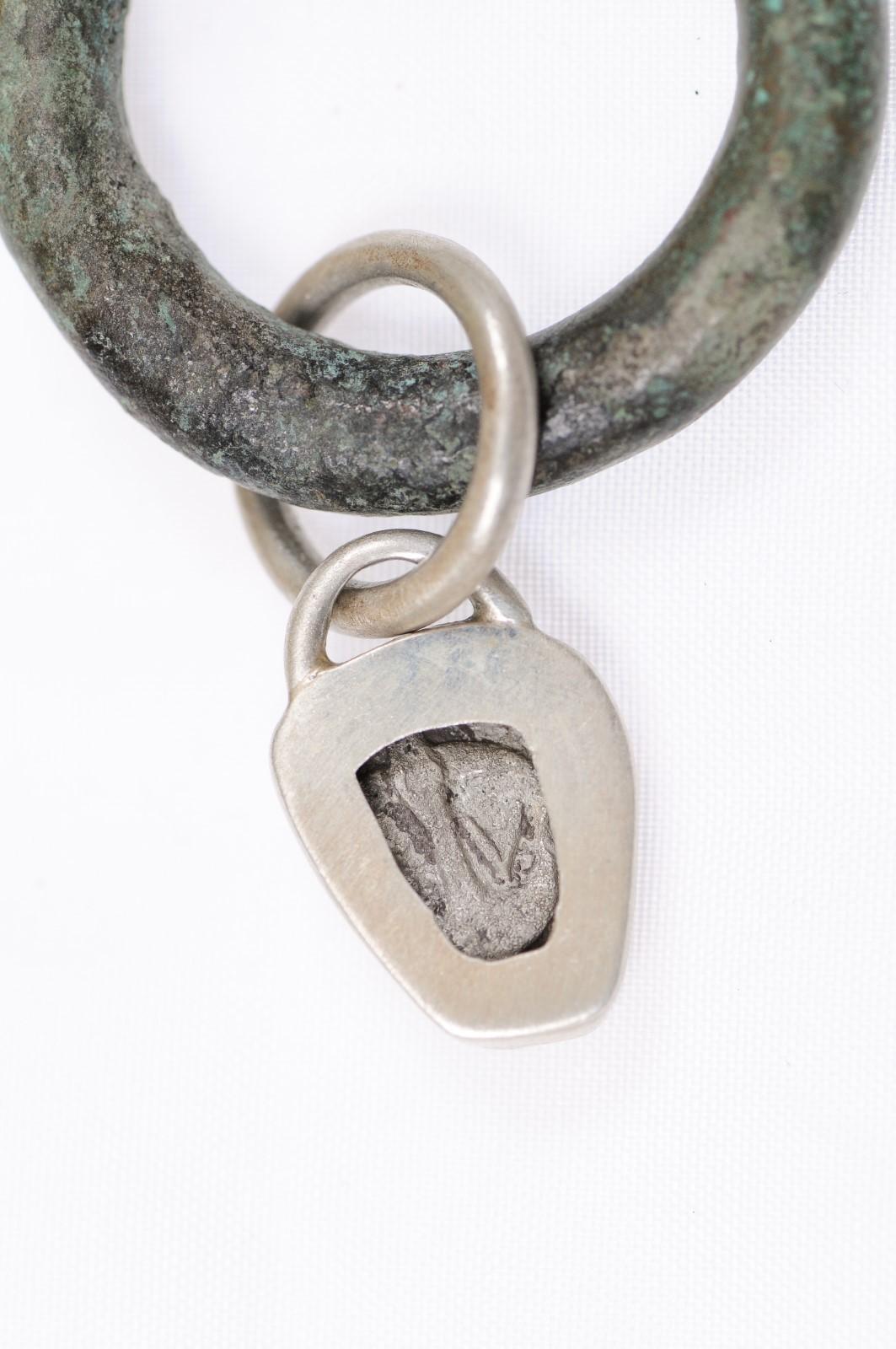 Ciondolo a più livelli in bronzo, con emeraldo e dracma (moneta) su catena in argento sterling In condizioni ottime in vendita a Atlanta, GA