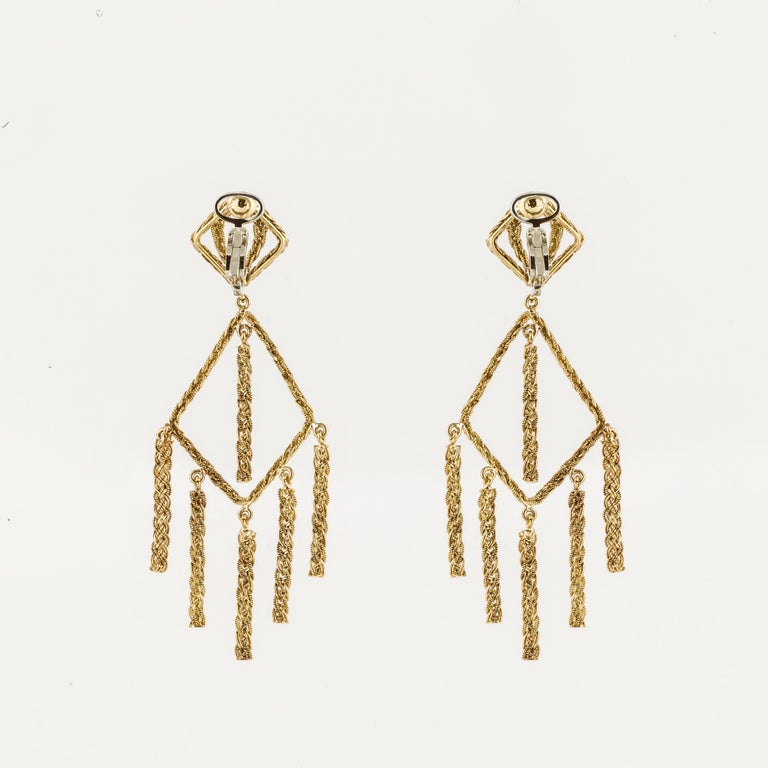 Tiered Dangle Earrings in 18K Yellow Gold In Good Condition For Sale In Houston, TX