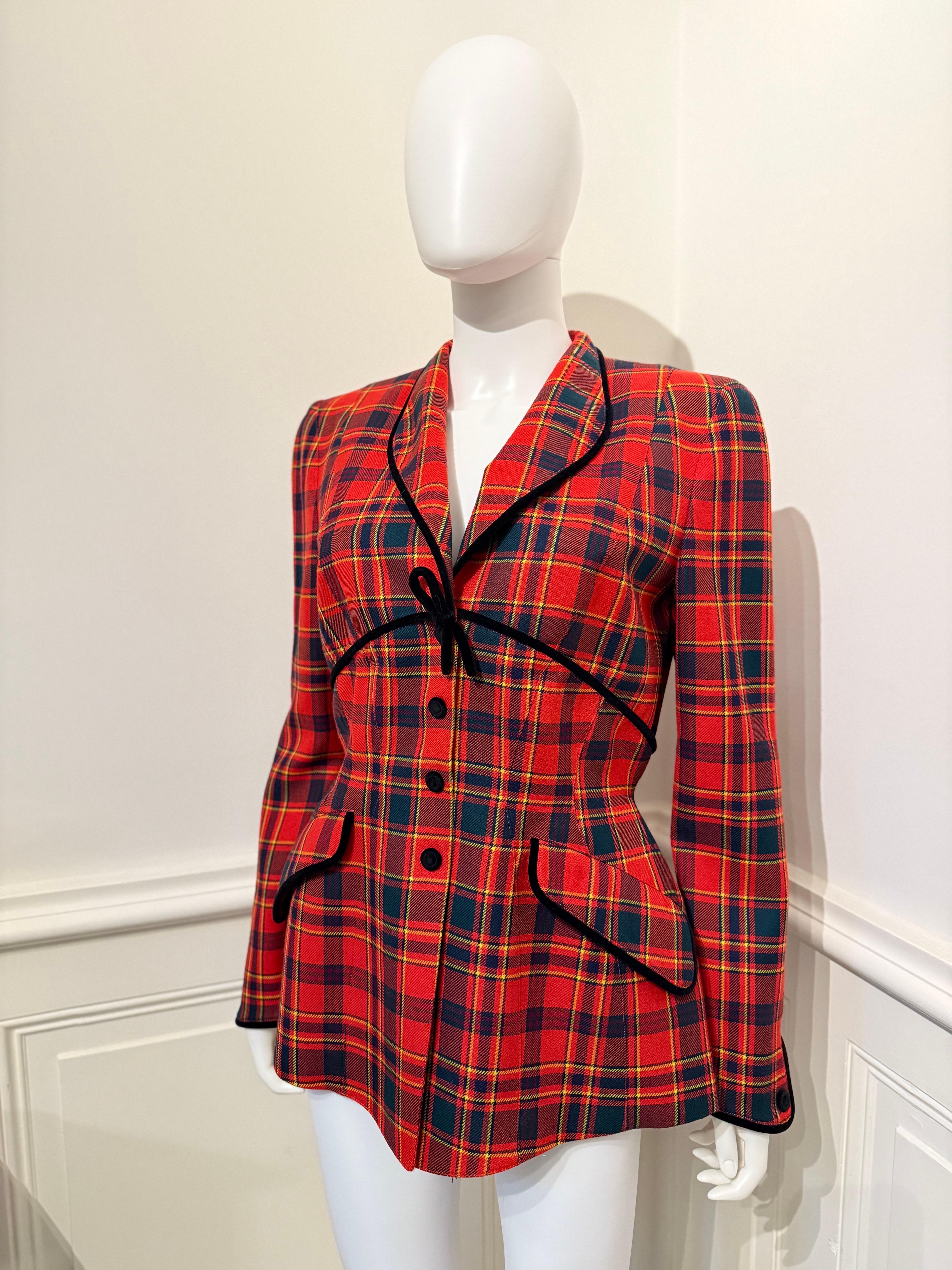 Giacca scultorea in lana tartan vintage di fine anni '80/inizio anni '90 di Mugler con il taglio tipico del couturier.
L'etichetta della taglia è: FR 40.
Le misure sono:
Spalle: 40 cm
Petto: 50 cm
Vita: 37 cm
Lunghezza: 69 cm
Manica: 63 cm
La