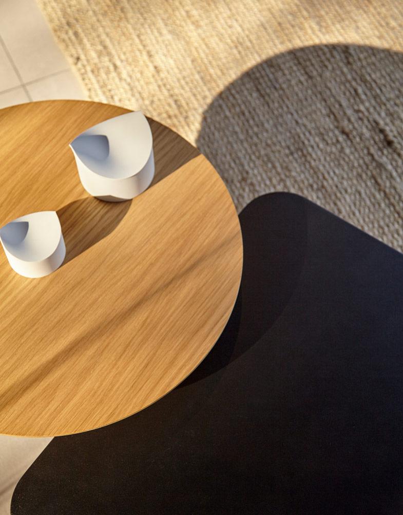 Unique side table designed by Patricia Urquiola for Viccarbe
Structure in calibrated powder-coated steel tube in thermoreinforced
polyester in black or white.
Top in MDF lacquered and veneered in matt
natural oak.
Transparent injection polypropylene