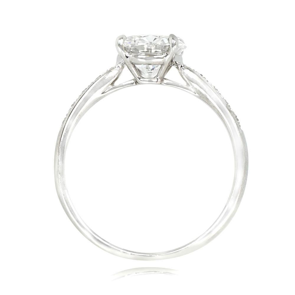 Bague de fiançailles en platine de Tiffany & Co. avec au centre un diamant rond de 1,10 carat de taille brillant certifié par le GIA, de couleur G et de pureté VS2, et monté en griffes. Les épaules sont ornées de petits diamants micro-pavés d'un