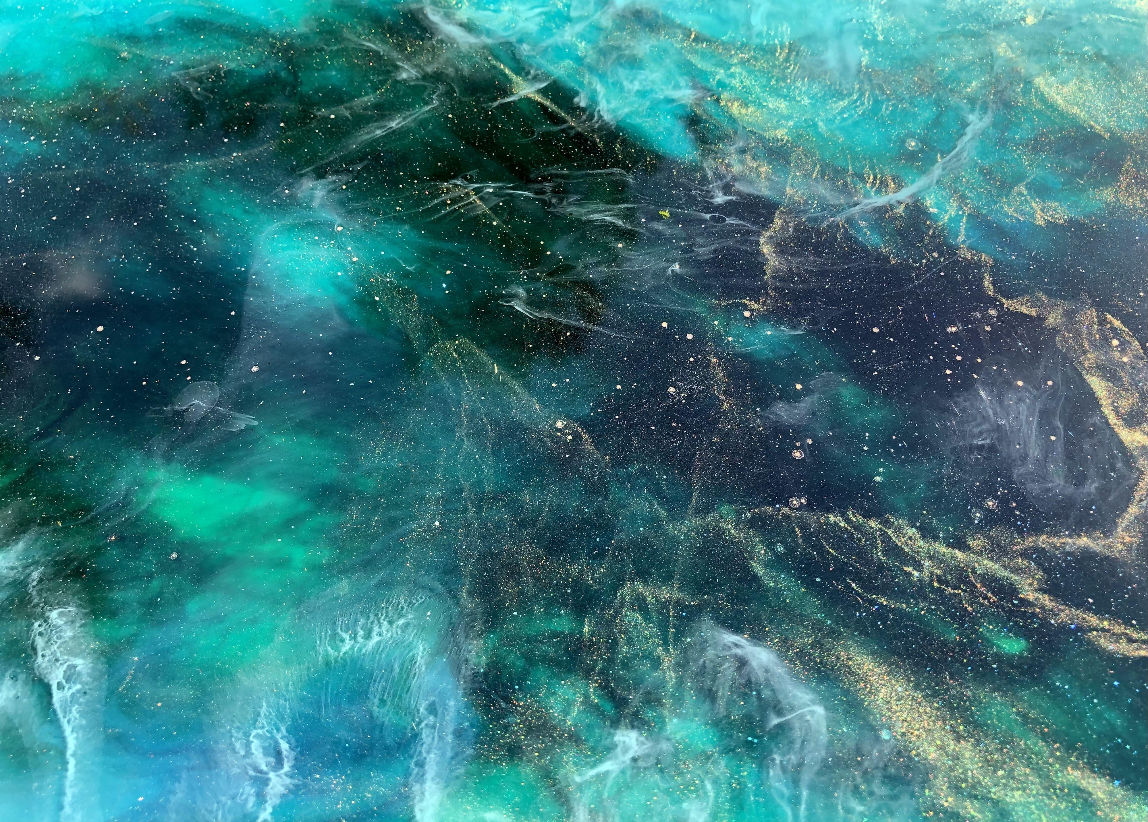 Blicken Sie durch eine Öffnung von Raum und Zeit aus den Nebelschichten in die Weiten des Weltraums. Tiffani schuf die ZEALLA NEBULA im Geiste der wundersamen Weltraumforschung, die sich in unserer Zeit entfaltet. Die Nebel des James