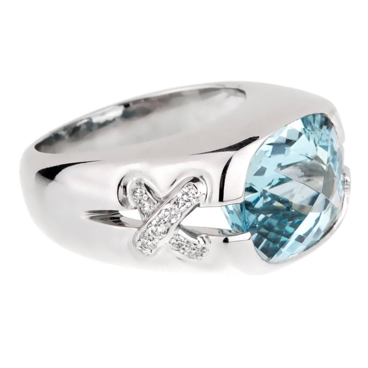 A chic Tiffany & Co diamond featuring featuring a gorgeous Aquamarine flanked by round brilliant cut diamonds in 18k white gold.