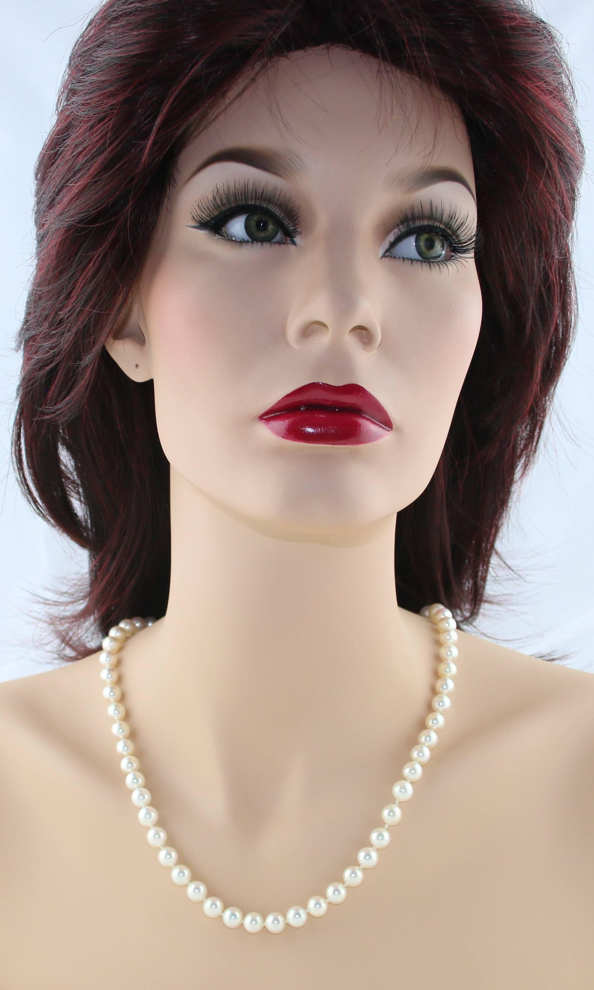 Klassische Perlenkette
Die Perlenkette ist von Tiffany & Co.
Die Schließe ist aus Platin 950
Die Perlen sind ungefähr 8.25MM.
Die Perlen sind japanische Akoya-Zuchtperlen
Die Halskette ist 23