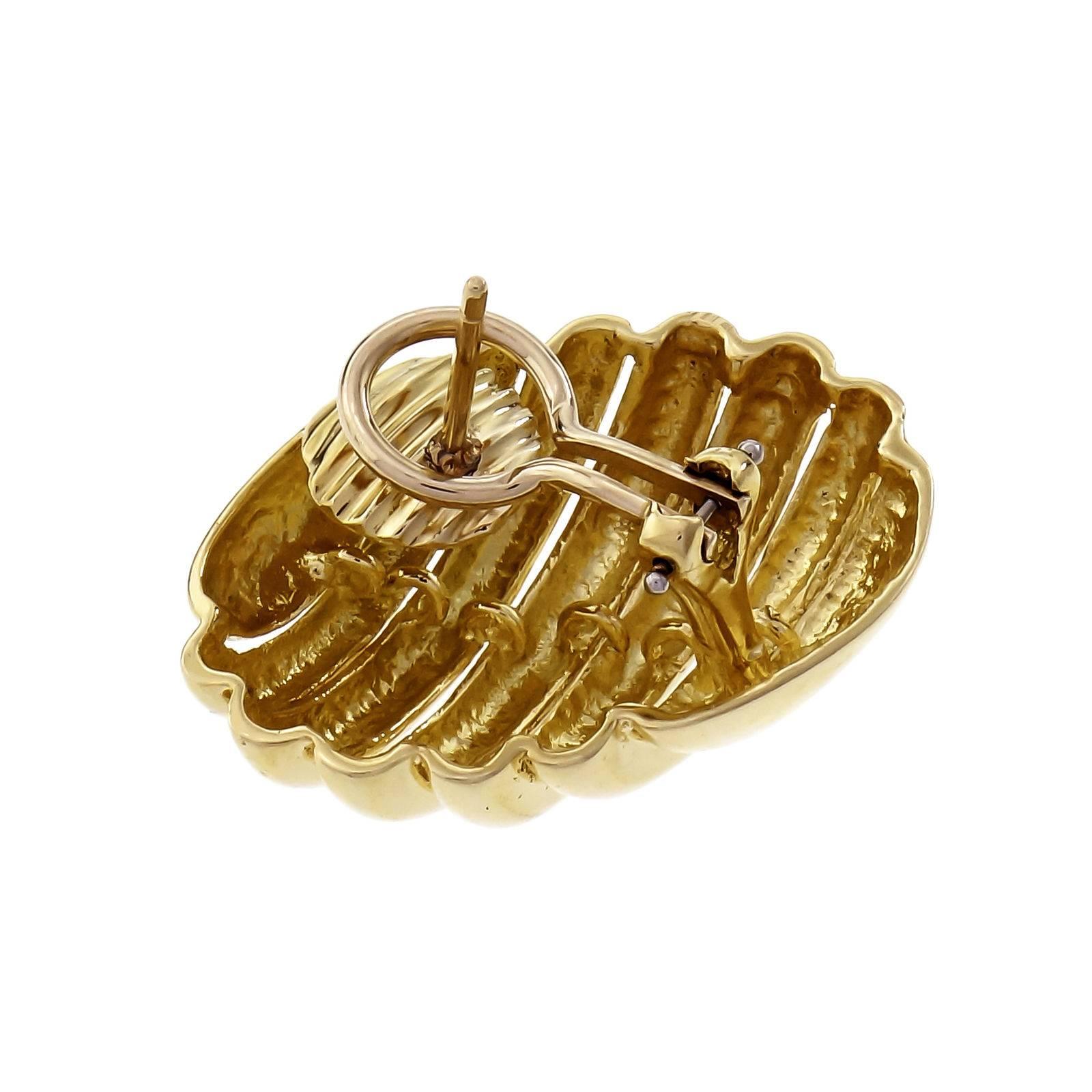 Tiffany & Co - Boucles d'oreilles à clip en or jaune 18 carats avec un design de crevette de grande taille. 

Or jaune 18k
De haut en bas : 17,34 mm ou 0,68 pouce
Largeur : 28,06 mm ou 1,1 pouce
Profondeur : 9,12 mm
17.9 grammes
Testé et estampillé