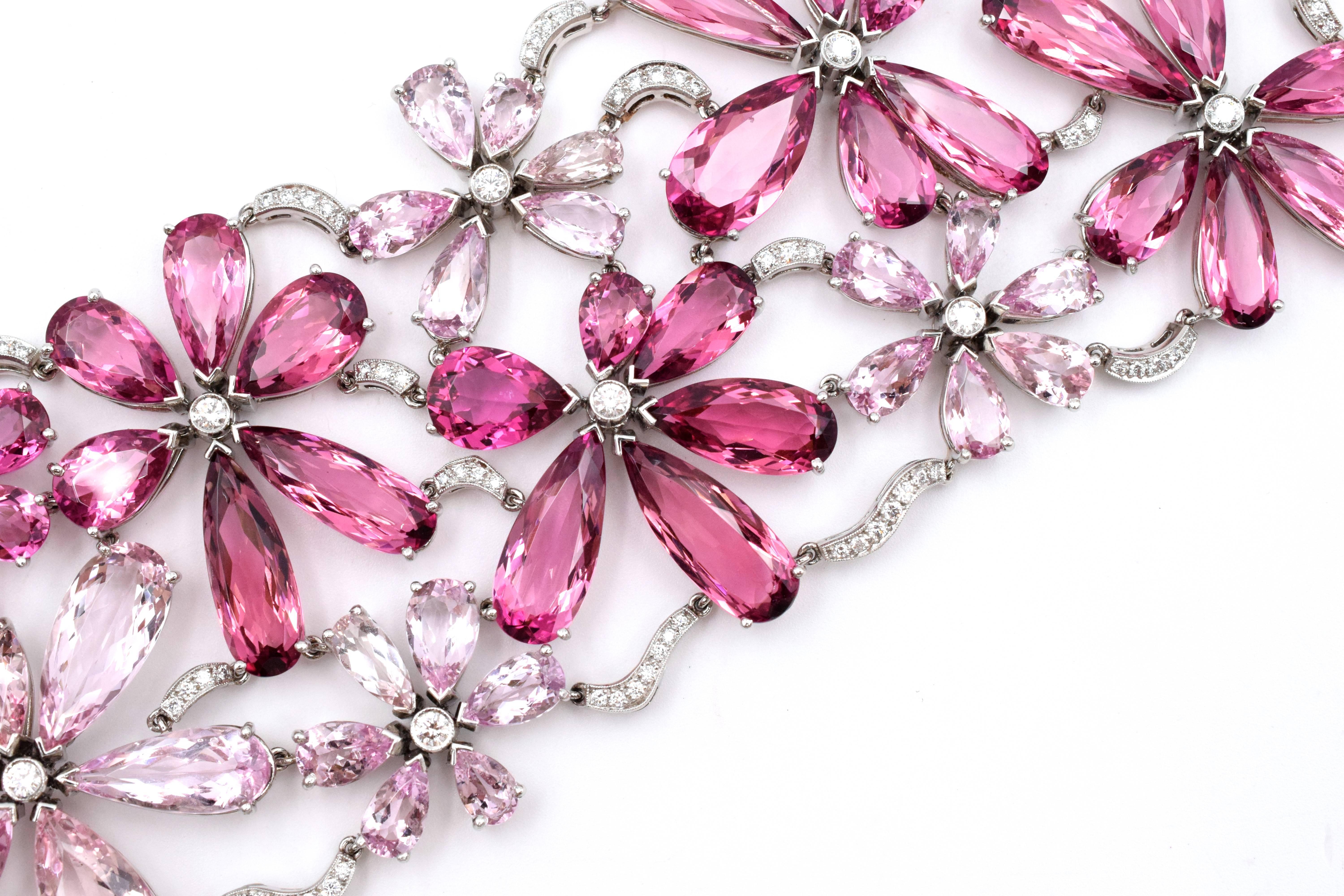 Rosa Turmalin, Morganit und Diamant Armband von Tiffany & Co mit buntem und floralem Design
Dieses Platin-Armband mit floralem Design hat 41 birnenförmige rosa Turmaline mit einem Gewicht von etwa 87 Karat, 42 birnenförmige Morganite mit einem