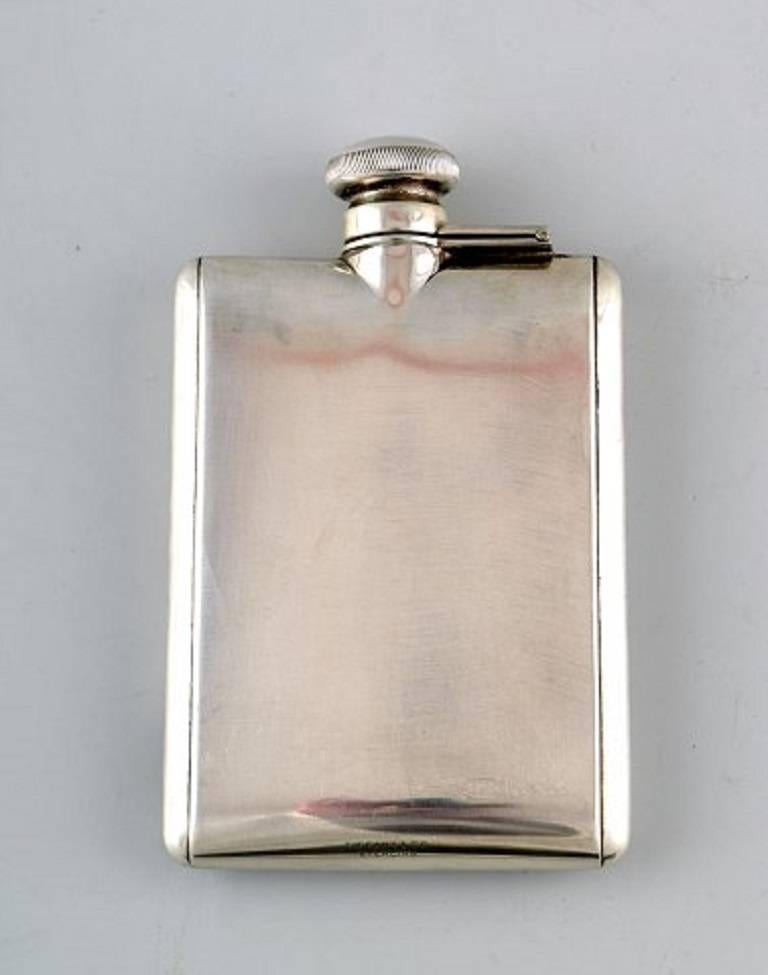 Tiffany & Company sterling silver flask, 925, Hip flask Tiffany & Co.
Finest quality sterling silver large hip flask by Tiffany & Co.
This is a very nice and beautiful 1920s flask by Tiffany & Co. The flask features an attached lid that will turn