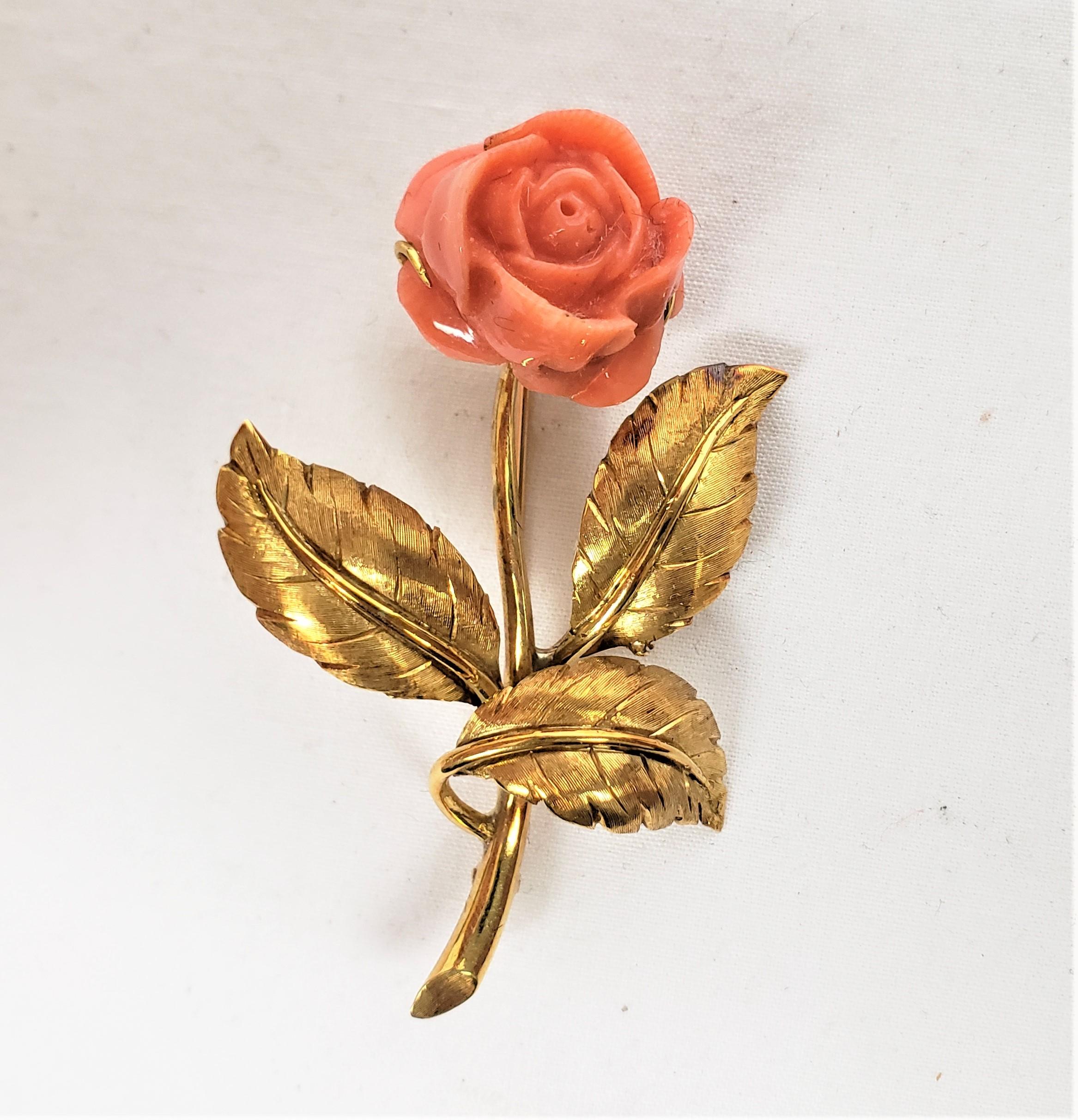 Art déco Tiffany Broche en or 18 carats et corail sculpté avec boucles d'oreilles assorties en or 14 carats en vente