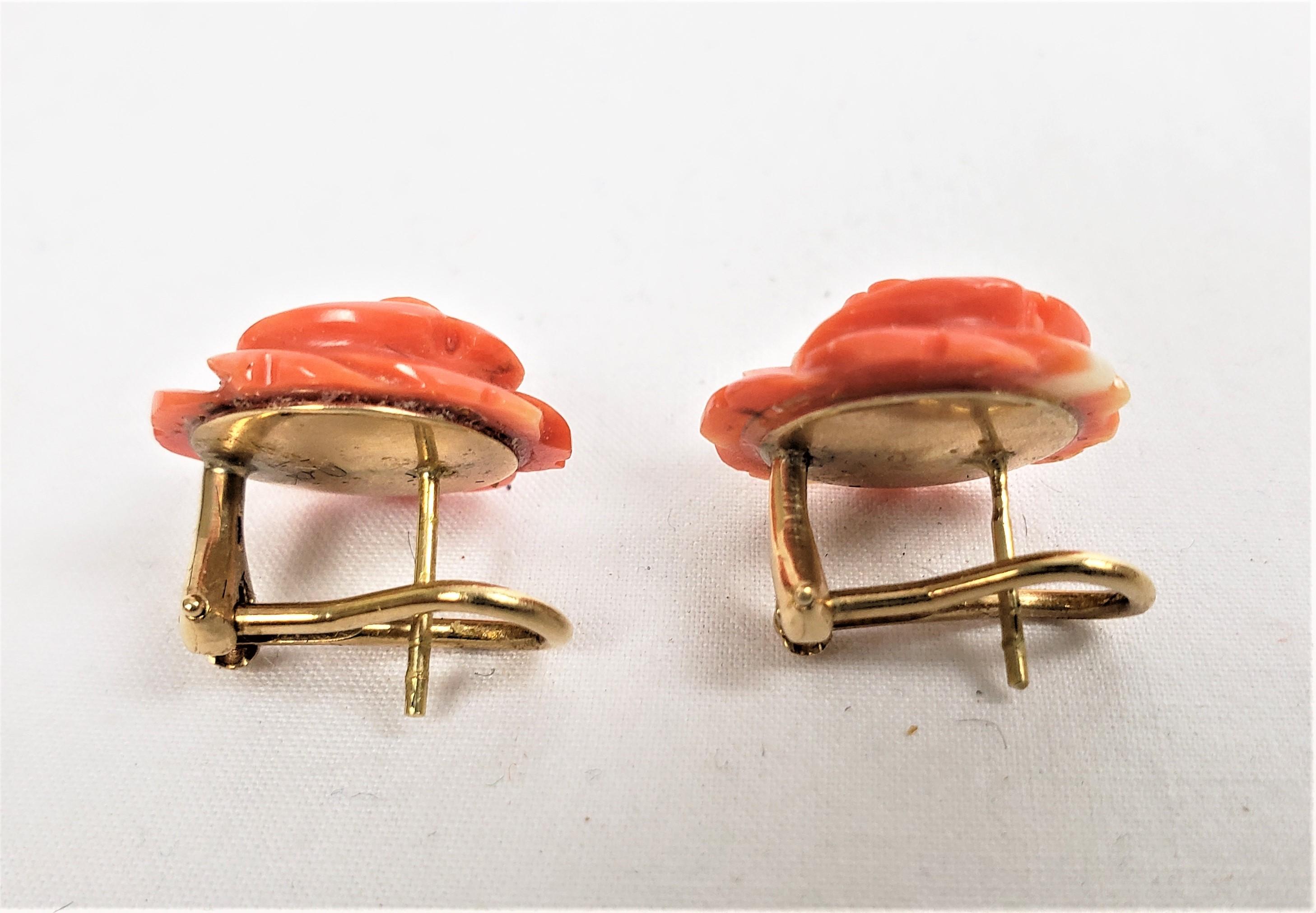 Set Tiffany 18 Karat Gold & geschnitzte Korallenbrosche mit passenden 14 Karat Ohrringen im Angebot 1