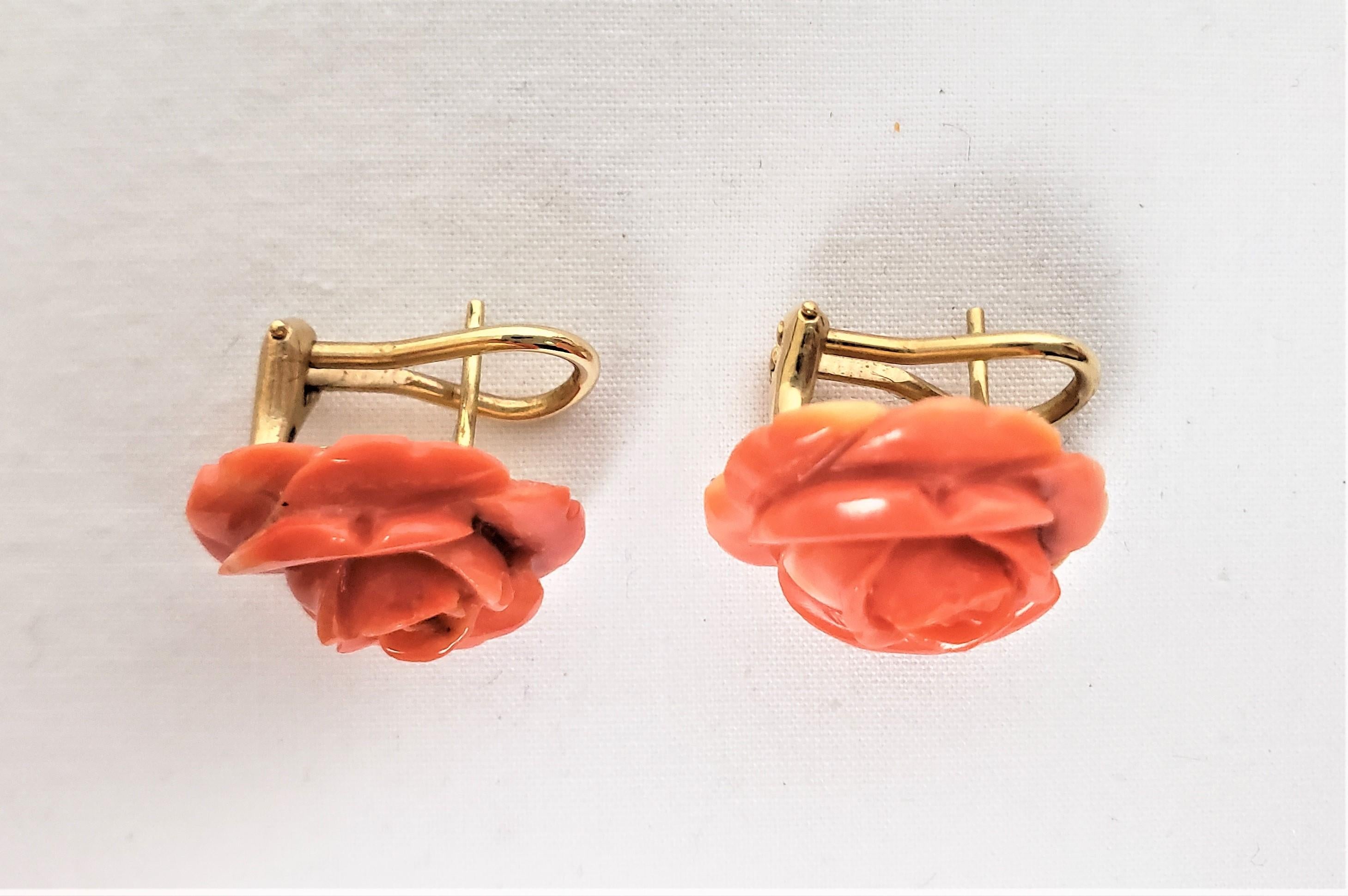 Set Tiffany 18 Karat Gold & geschnitzte Korallenbrosche mit passenden 14 Karat Ohrringen im Angebot 2