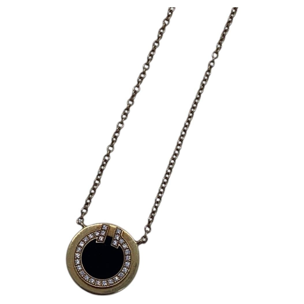 Collana con ciondolo a due cerchi in oro giallo Tiffany 18K con onice nero e diamanti T