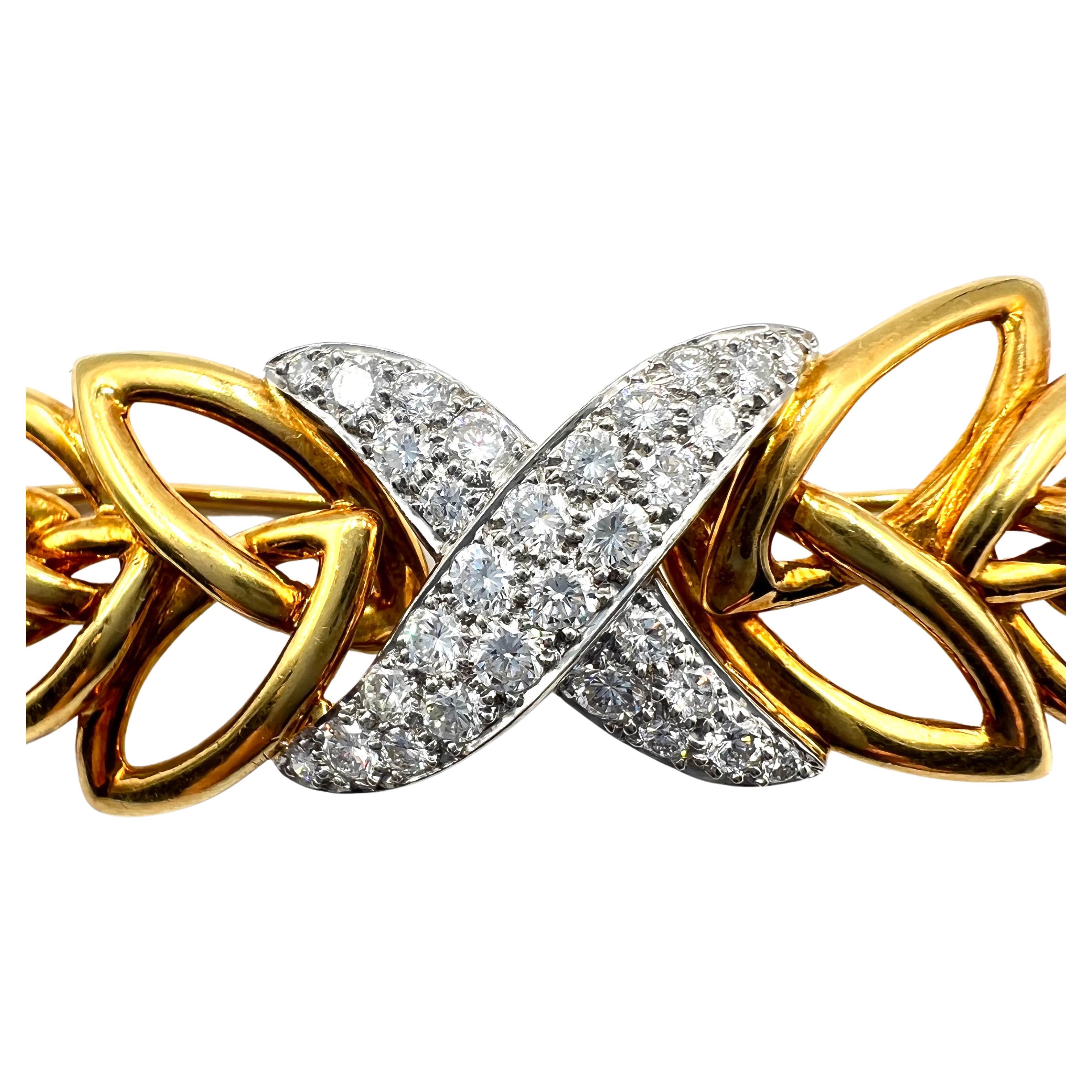 Épingle en or jaune 18 carats de Tiffany & Co. à motif de feuilles ouvertes et courbes, avec un motif central en forme de 'X' emblématique de Tiffany en platine, serti de trente diamants ronds de taille brillant totalisant environ 1,25ct. 2,75