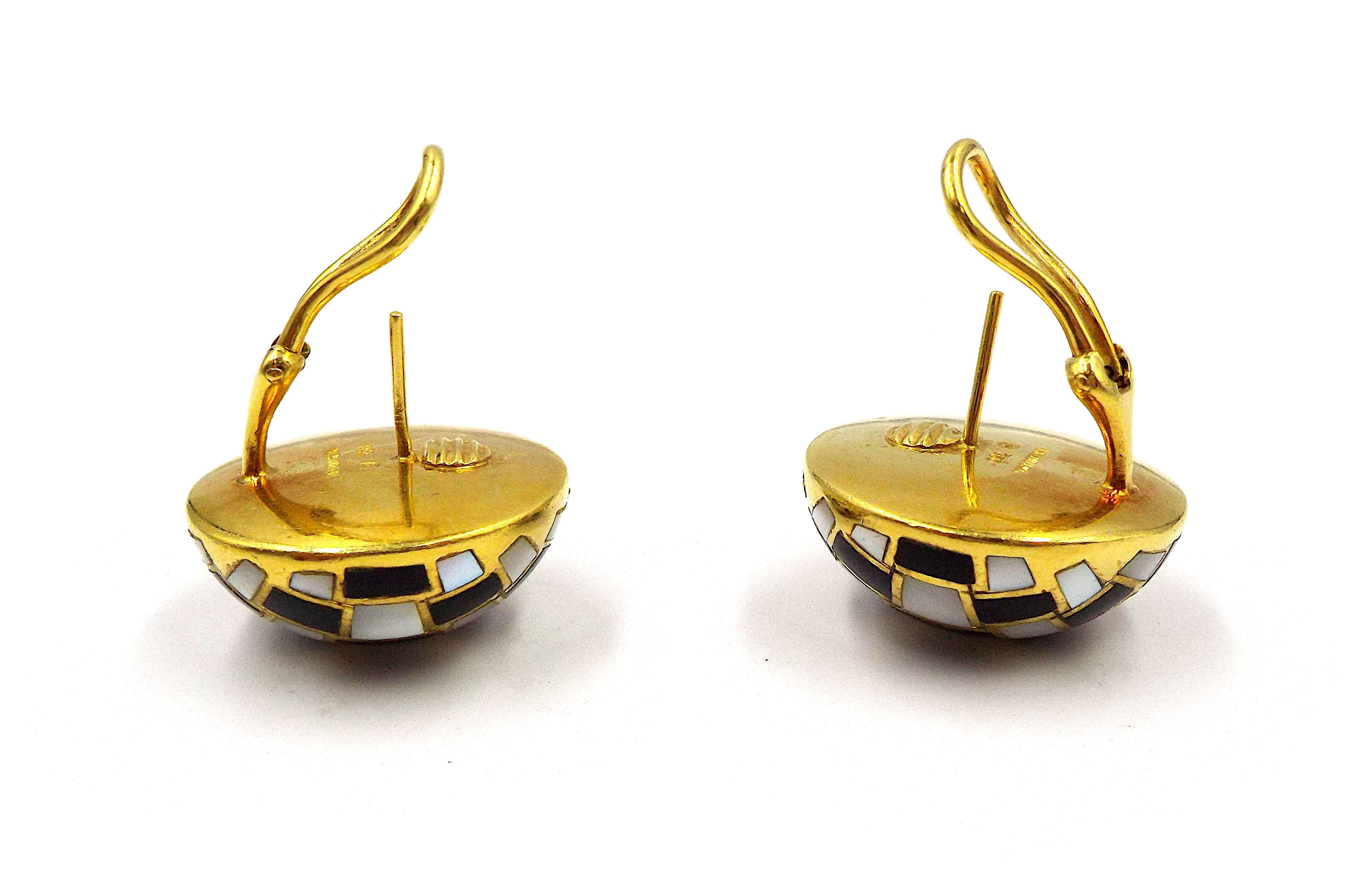 18 Karat Gelbgold Onyx Perlmutt Kuppel-Ohrringe von Tiffany & Co. im Zustand „Gut“ im Angebot in New York, NY