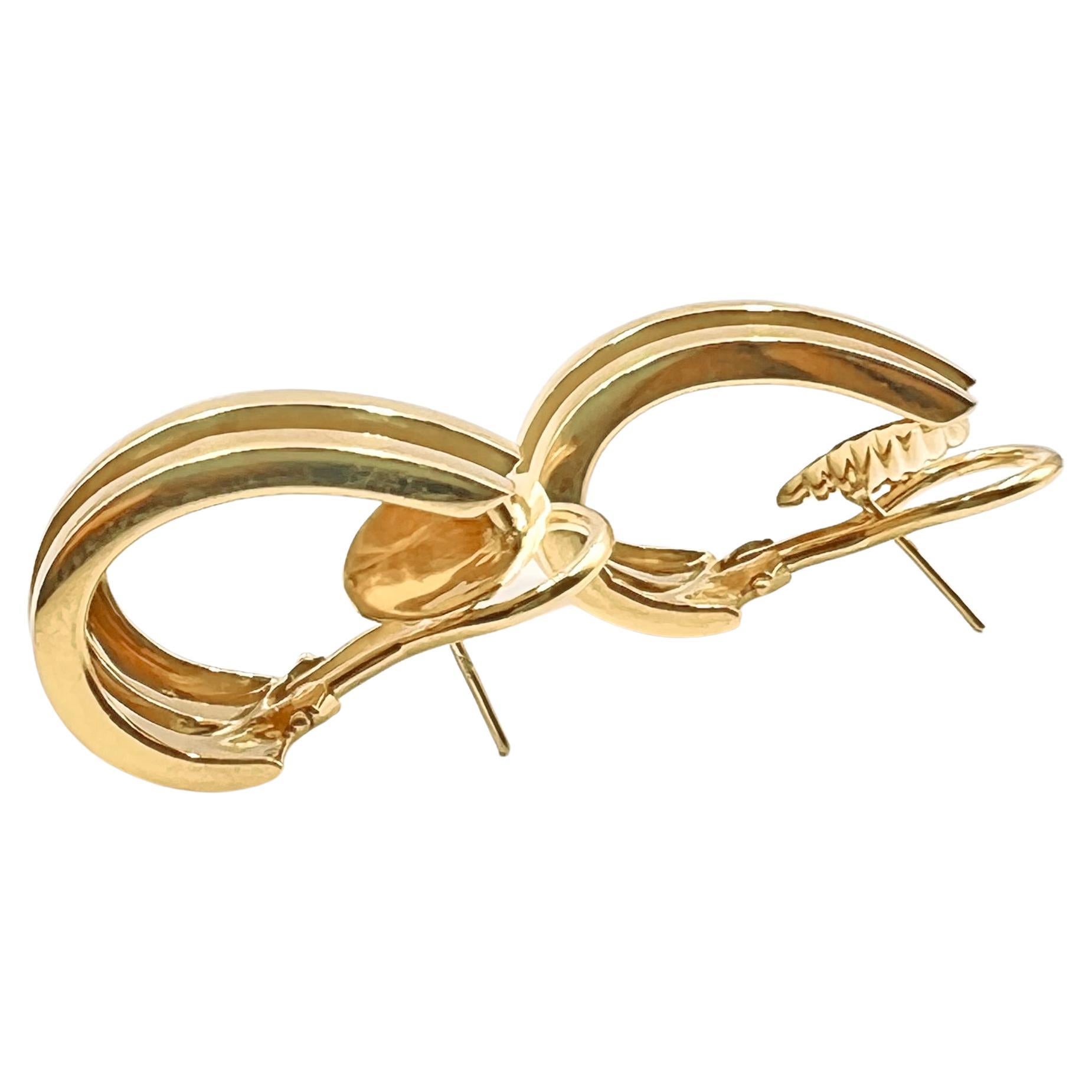 Tiffany & Co. 18k Gelbgold gerippte Ohrringe.  Halbreifendesign mit drei polierten vertikalen Reihen im Wechsel mit vertieften Reihen mit matten Rillen.  Omega-Klammerrücken mit durchbrochenen Stiften.  Die Länge beträgt 1