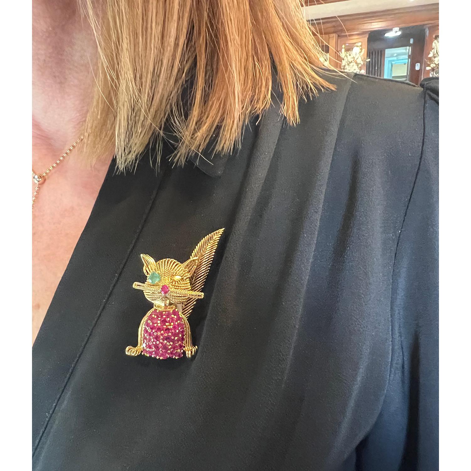 Tiffany 18k Yellow Gold Ruby Emerald Winking Cat Pin In Excellent Condition In Palm Beach, FL