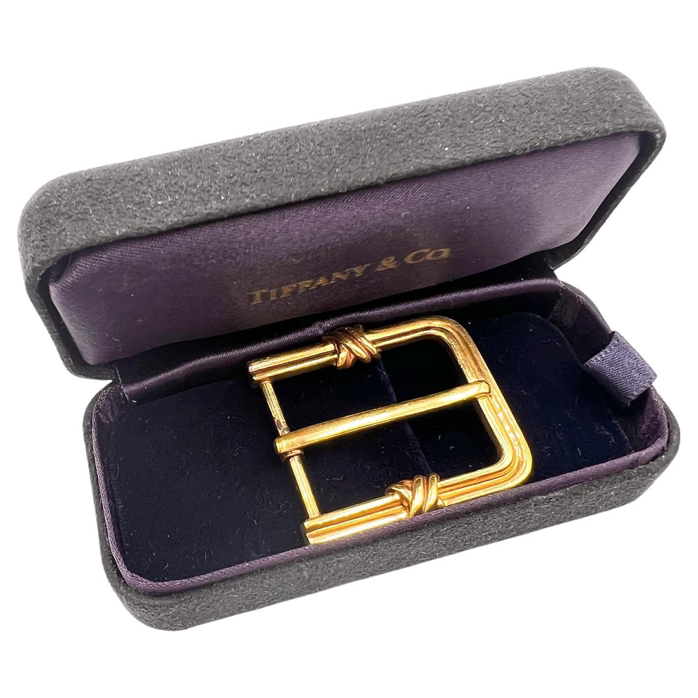 Entrez dans un monde d'élégance intemporelle avec cette boucle de ceinture Tiffany & Co. en or jaune 18 carats, circa 1992. Cette superbe pièce est un véritable témoignage du savoir-faire et du luxe qui font la renommée de Tiffany & Co.

De forme