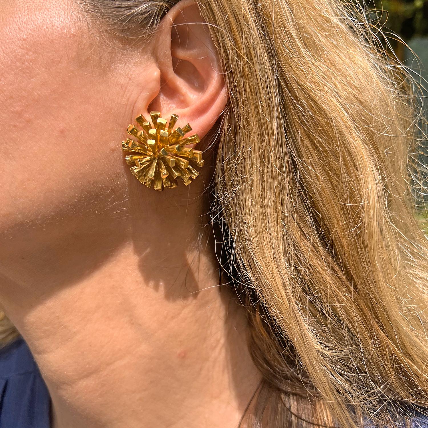 Boucles d'oreilles Tiffany en or jaune 18 carats avec soleil dans les années 1970 Excellent état - En vente à Palm Beach, FL