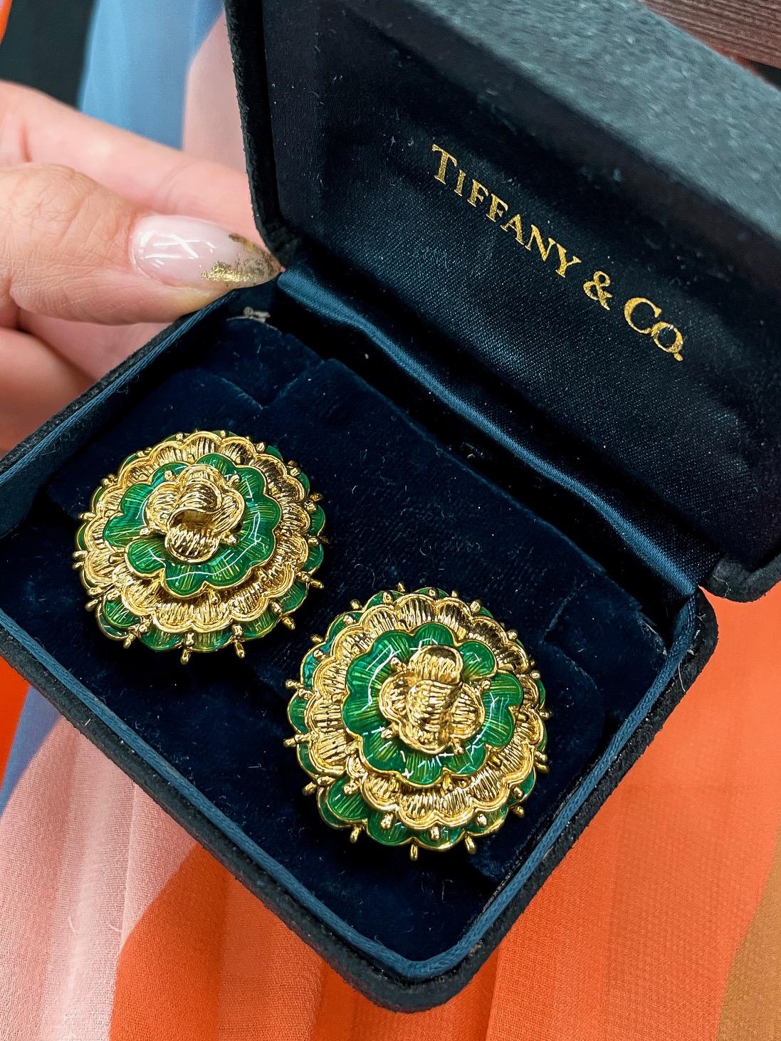 Modern Tiffany 18k Yellow Gold Vintage Flower Earrings For Sale