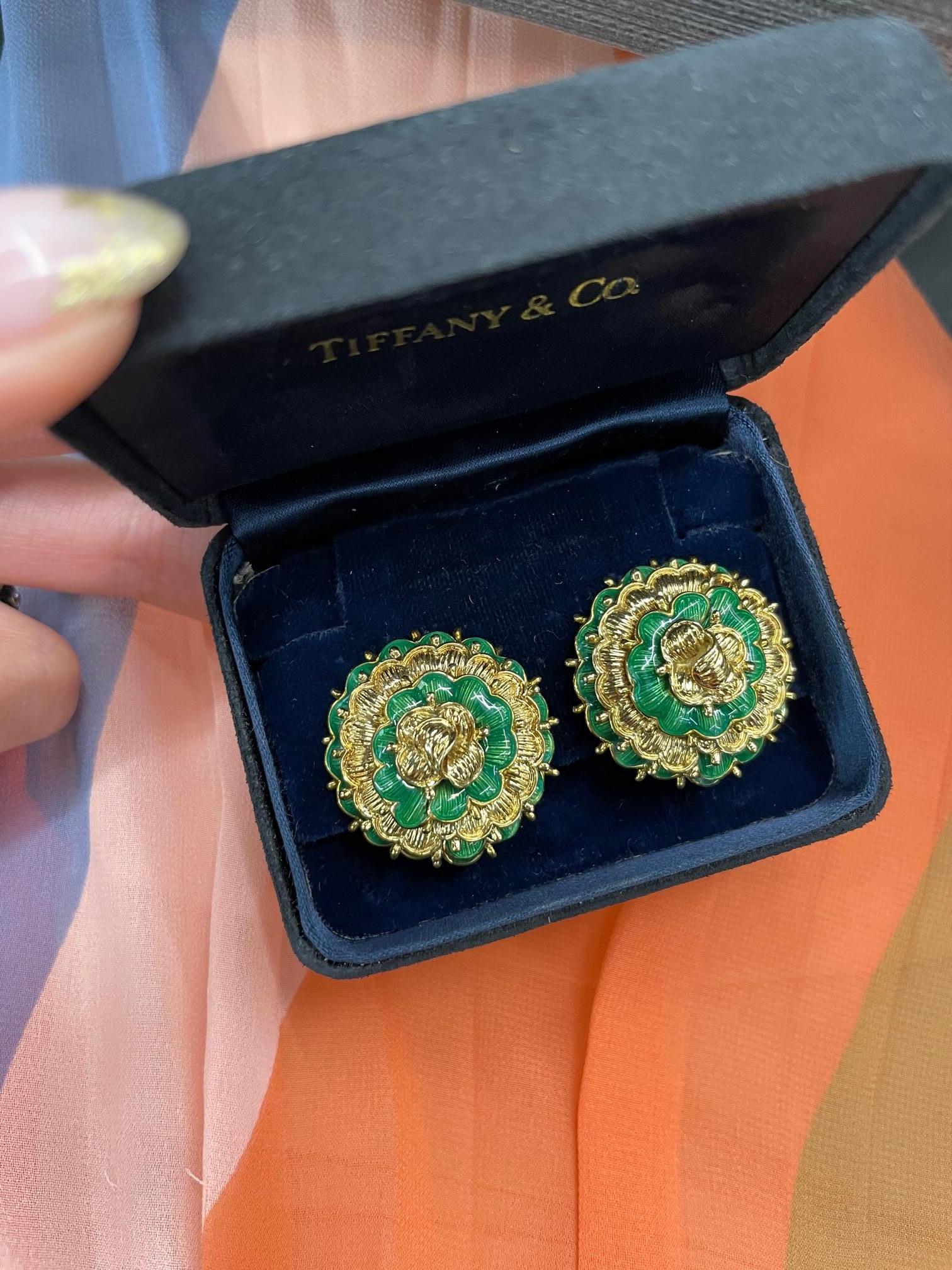 Tiffany 18k Yellow Gold Vintage Flower Earrings In Good Condition For Sale In New York, NY