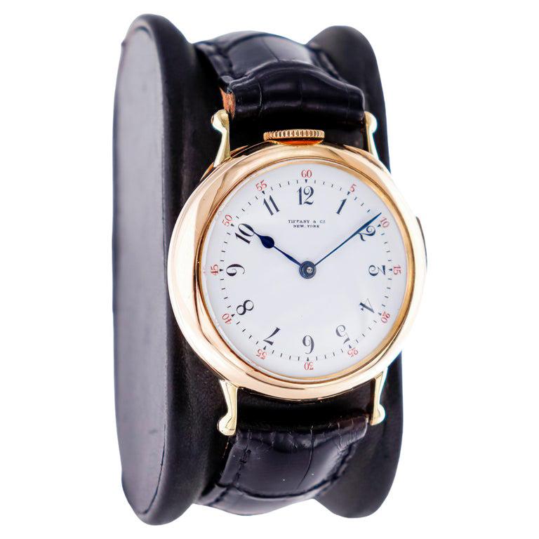 FABRIK/HAUS: Tiffany & Co. 
STIL / REFERENZ: Wiederholende Armbanduhr auf Gongs 
METALL / MATERIAL: 18Kt. Massiv-Gelbgold 
CIRCA / JAHR: 1910
ABMESSUNGEN / GRÖSSE: Länge 40mm X Durchmesser 18mm
UHRWERK/KALIBER:  Handaufzug / 31 Jewels / Kaliber High