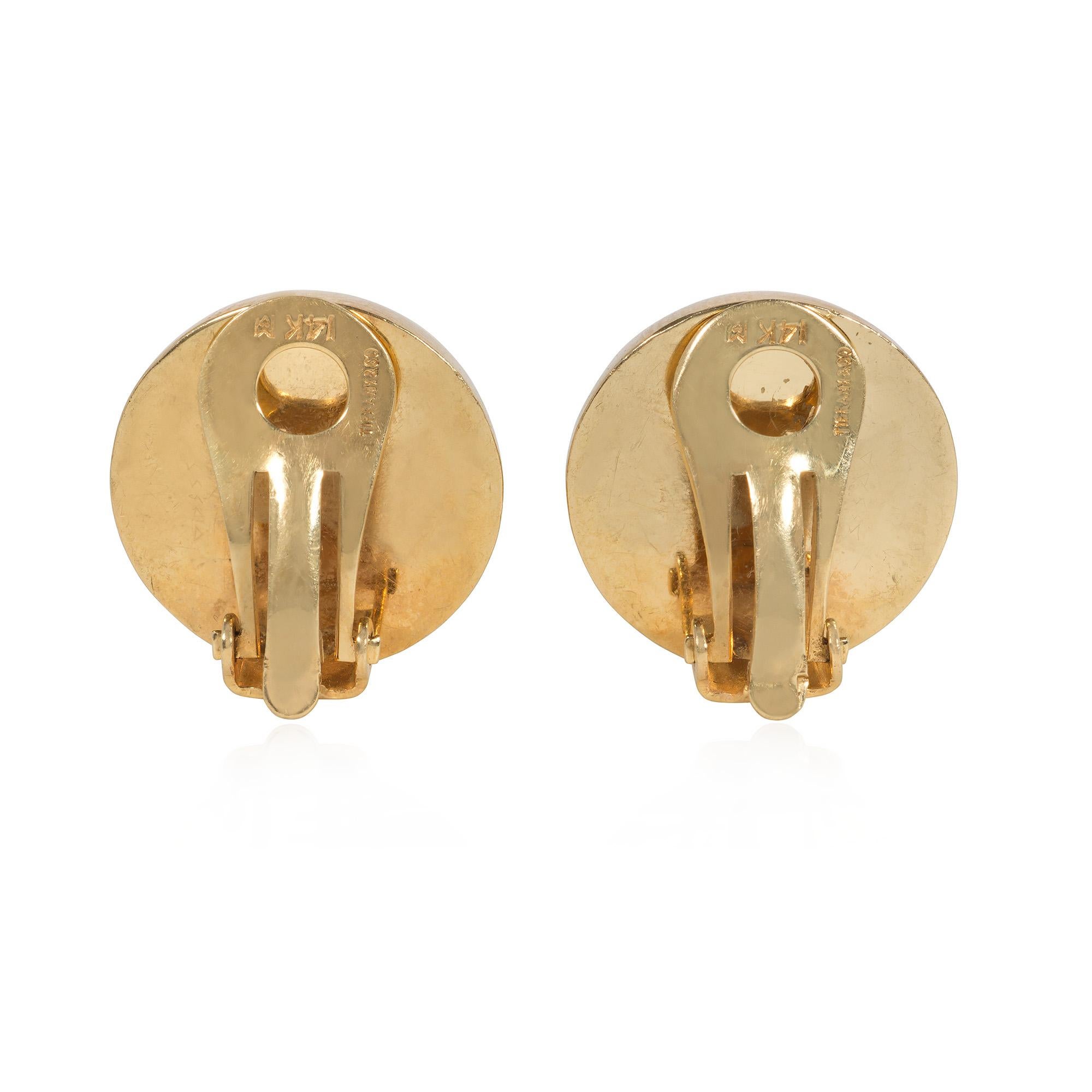 Rétro Tiffany 1940s Boucles d'oreilles clips en or en forme de dôme en vente