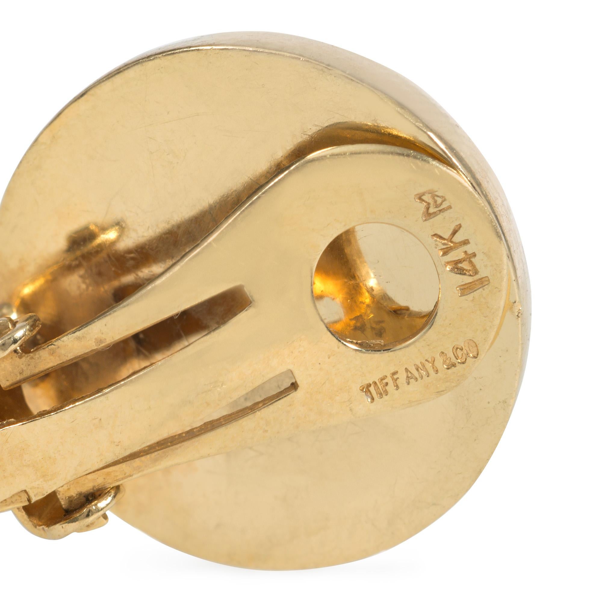 Tiffany 1940s Boucles d'oreilles clips en or en forme de dôme Bon état - En vente à New York, NY