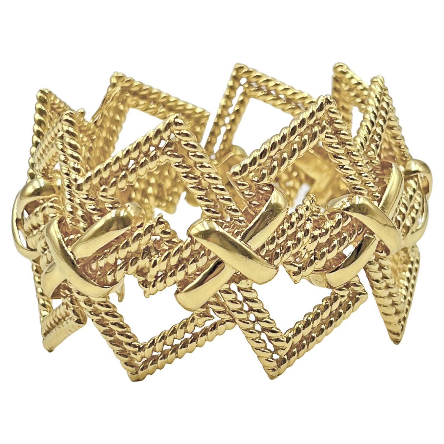 Découvrez l'élégance durable d'un bracelet vintage en or 18 carats de Tiffany & Co. datant des années 1970. Cette pièce emblématique présente des carrés imbriqués les uns dans les autres, reliés par le motif bien-aimé et distinctif du 