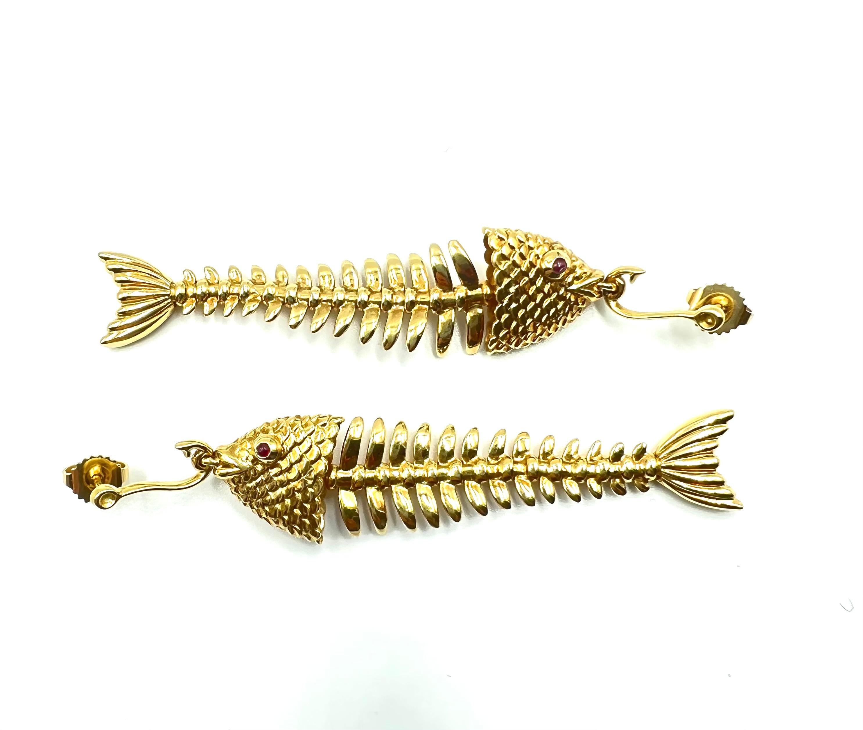 Tiffany & Co. 1970s 18kt Yellow Gold Fish and Hook Drop Earrings In Good Condition In Palm Beach, FL
