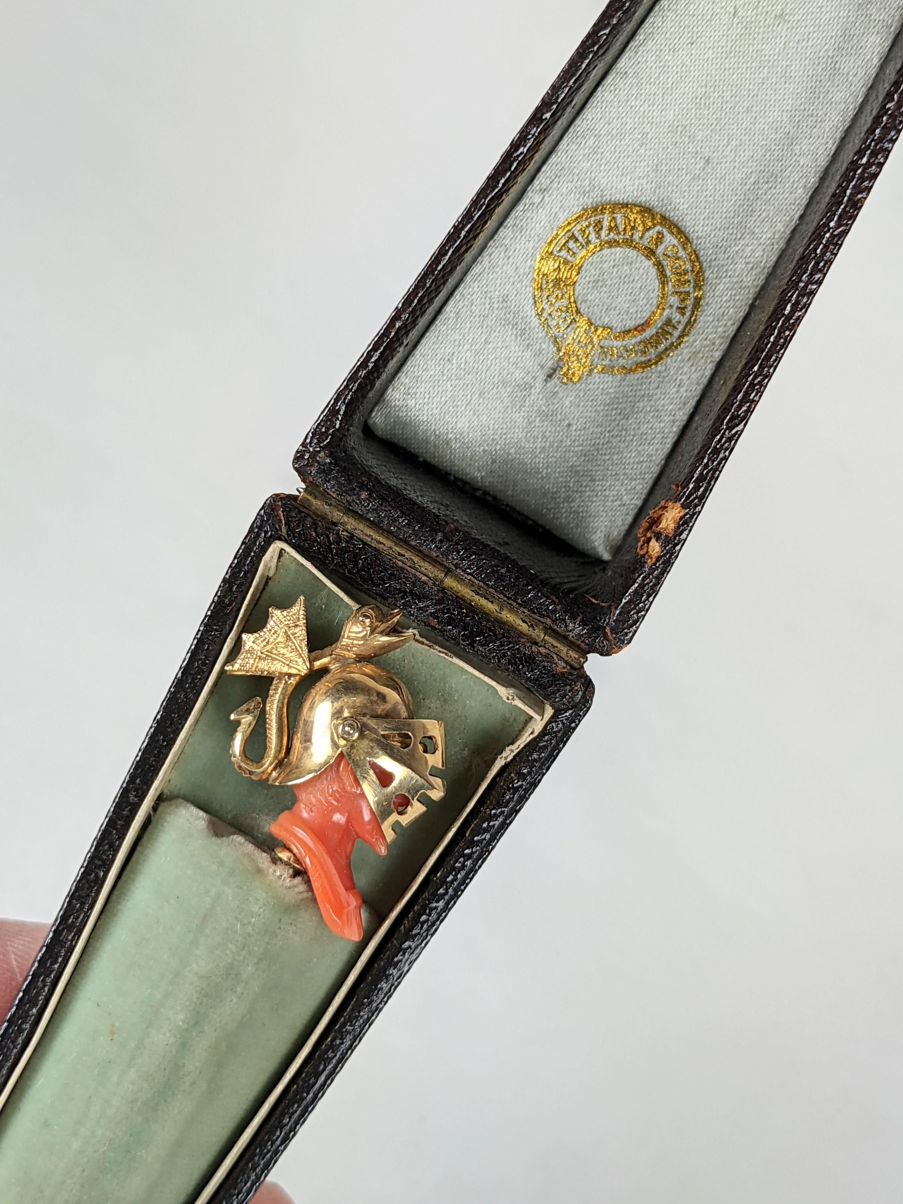 Épingle à cravate guerrier en corail sculpté Tiffany & Co. du 19ème siècle, boîte d'origine en vente 8