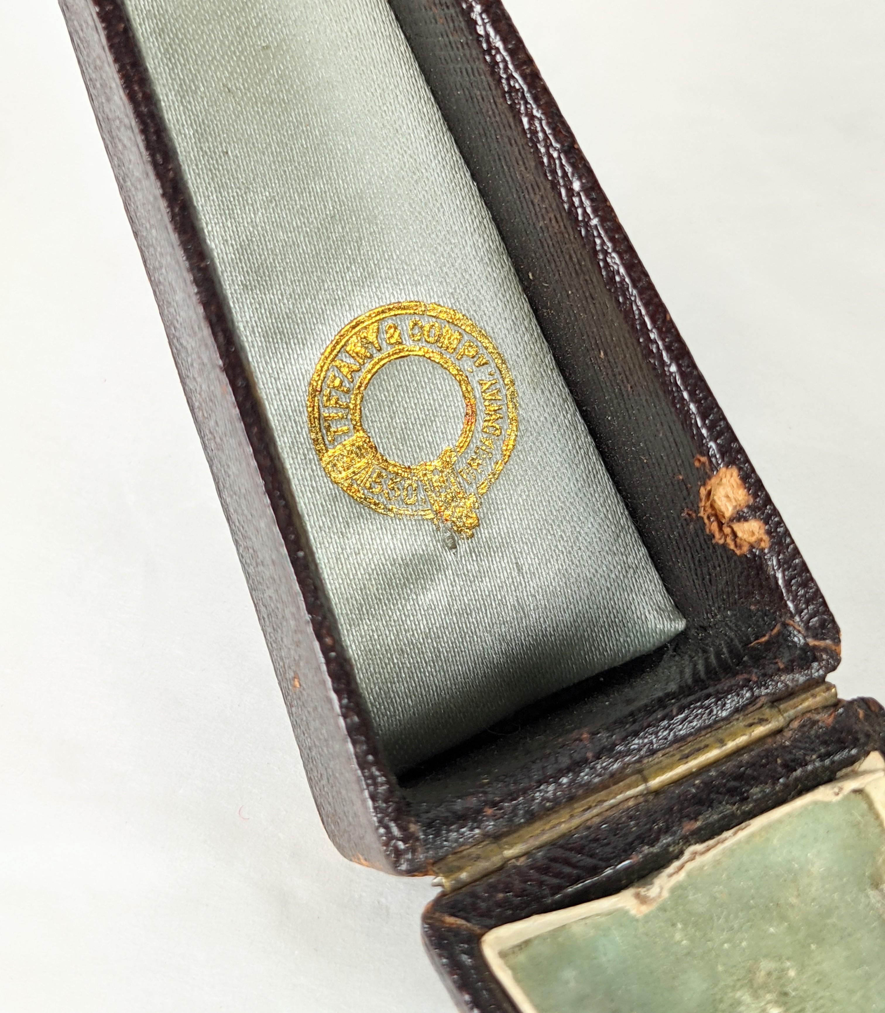 Épingle à cravate guerrier en corail sculpté Tiffany & Co. du 19ème siècle, boîte d'origine en vente 12